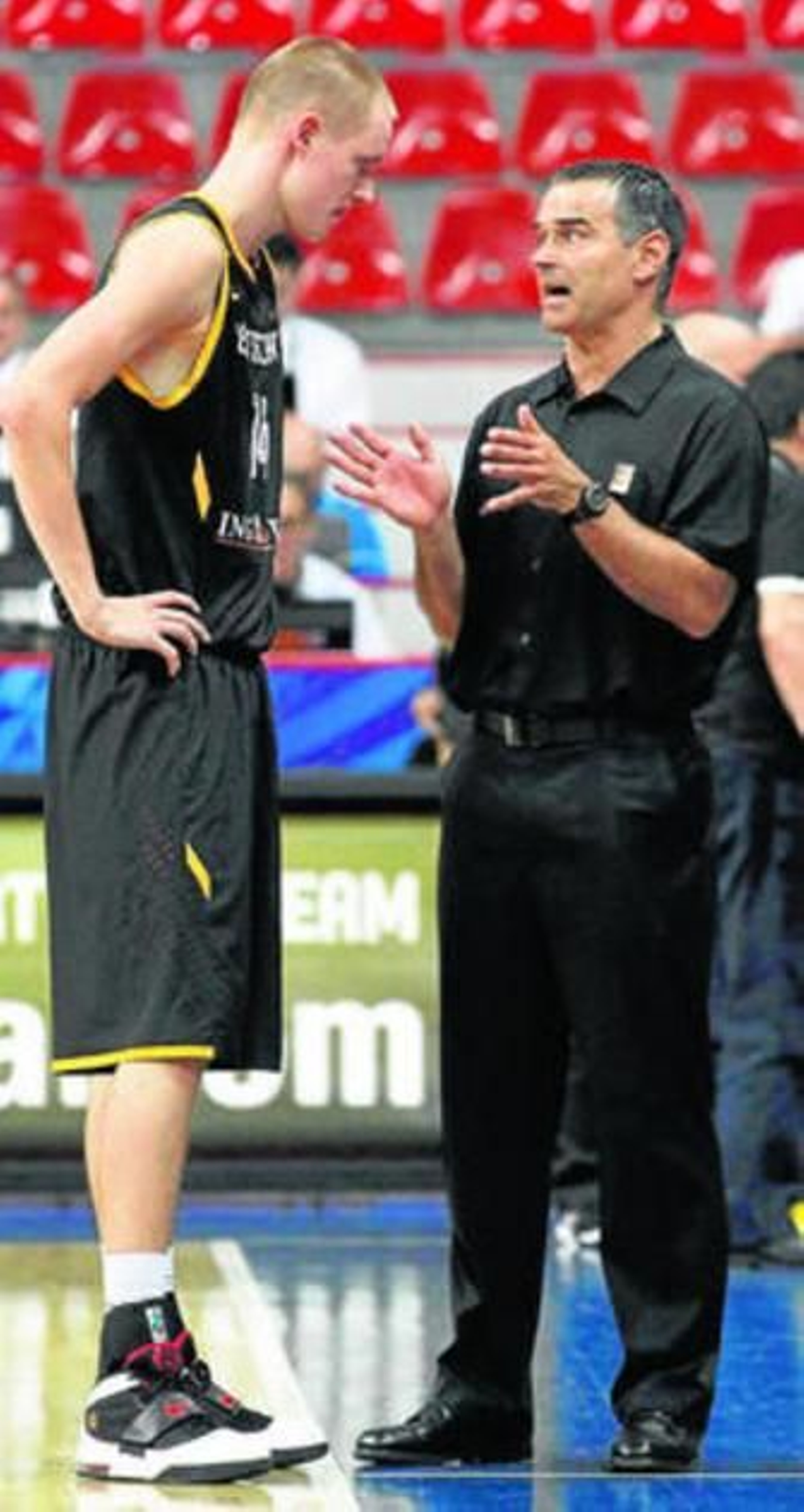 Benzing dialoga con su seleccionador, Dirk Bauermann.