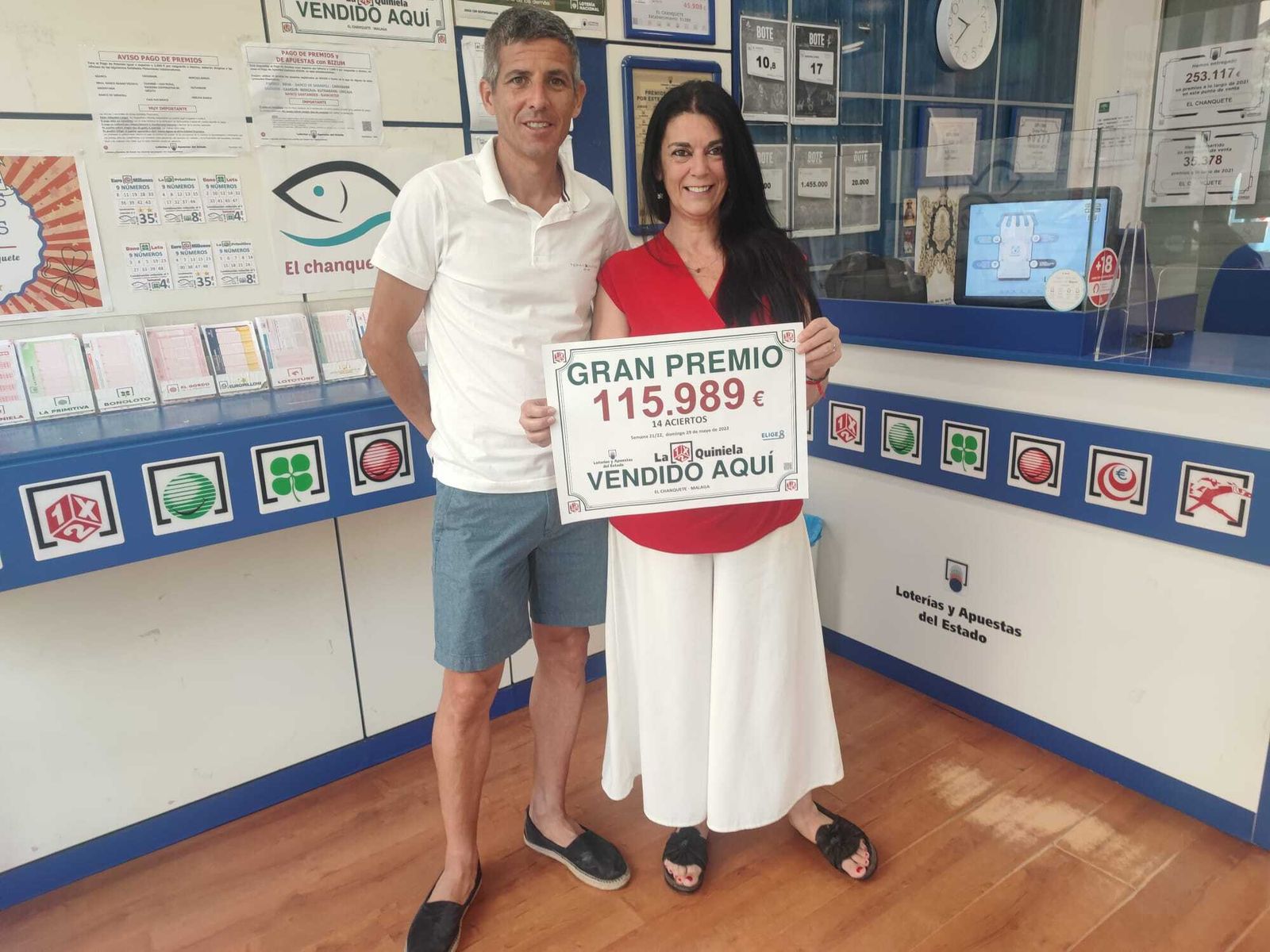 Los dueños del despacho de El Palo muestran el premio otorgado este domingo.