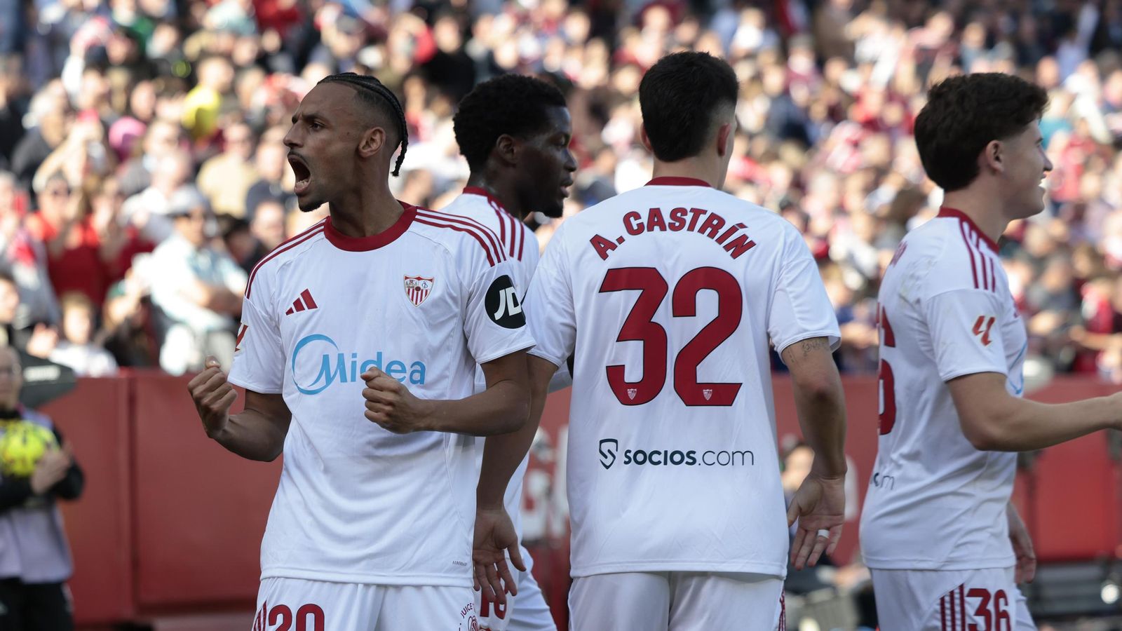 Sow celebra vuelto a la grada su gol, el 2-0, tras ser felicitado por Agoumé, Castrín y Oso.