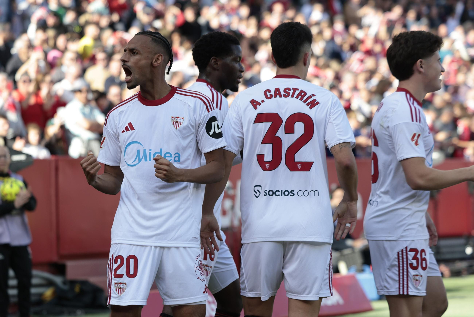 Sow celebra vuelto a la grada su gol, el 2-0, tras ser felicitado por Agoumé, Castrín y Oso.