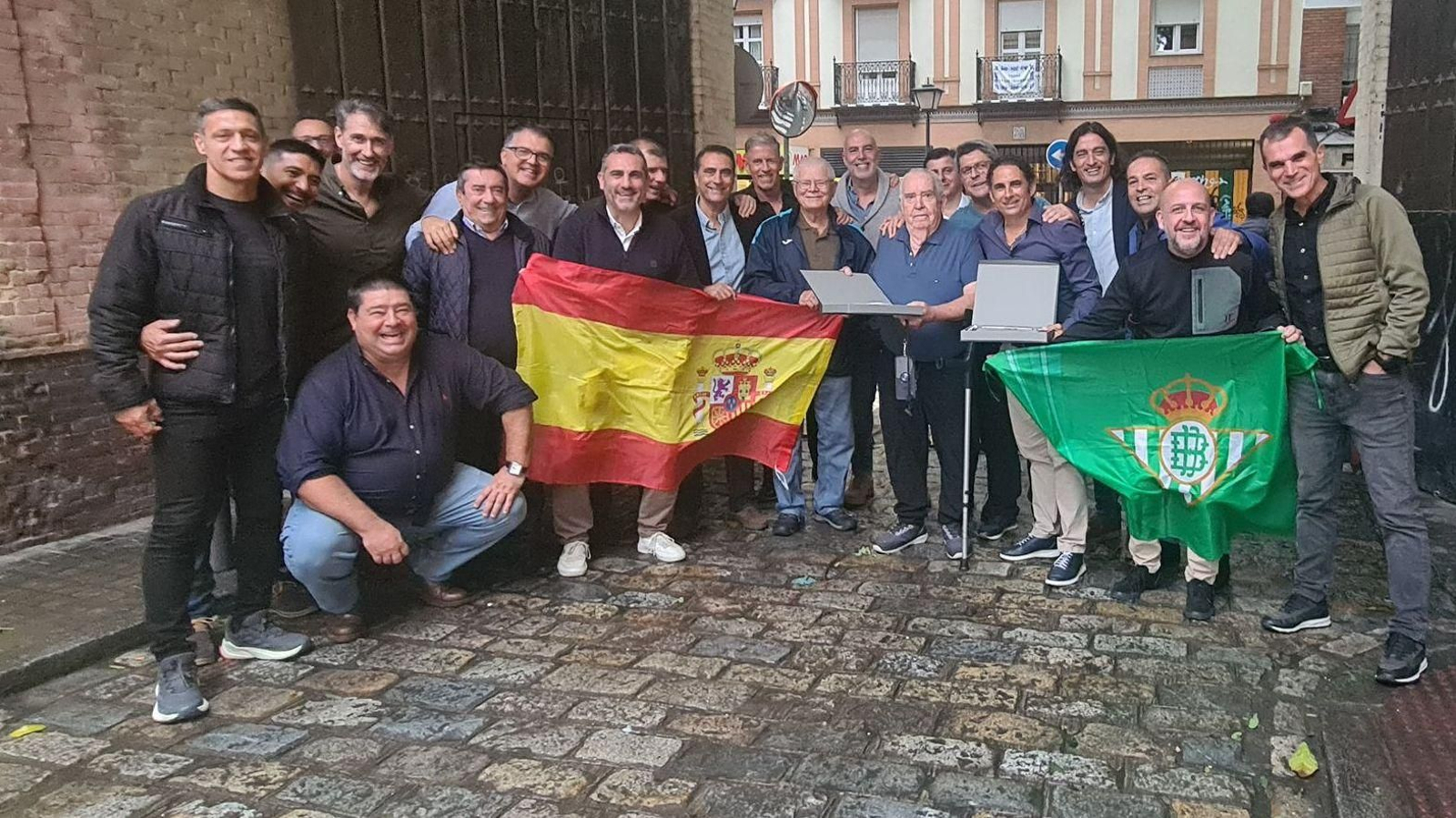 Los protagonistas del encuentro posan para la foto.