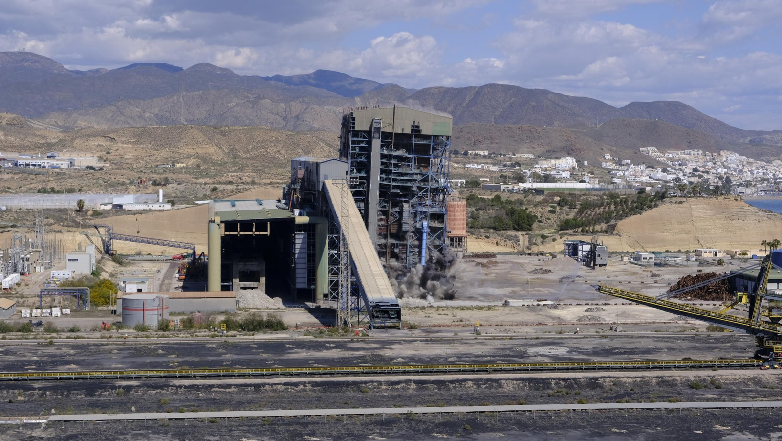 La voladura-demolición de la central térmica de Endesa en Carboneras, en imágenes La voladura-demolición de la central térmica de Endesa en Carboneras, en imágenes