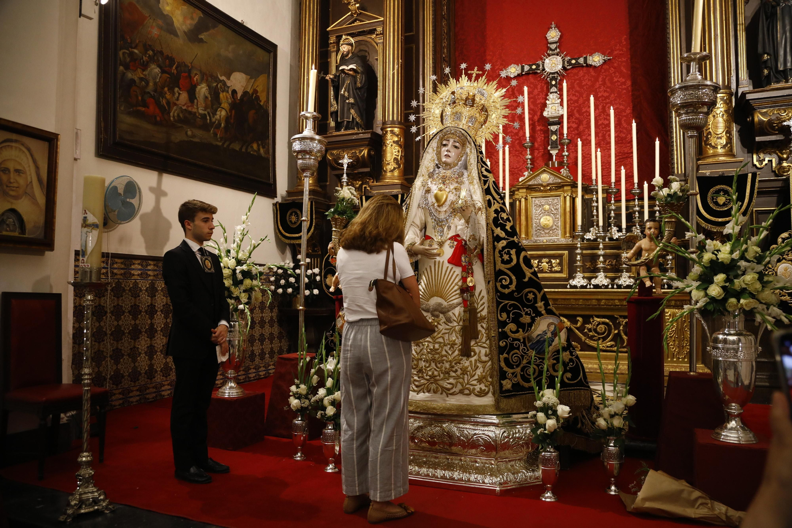 El besamanos extraordinario de la Virgen de los Dolores de Córdoba, en imágenes