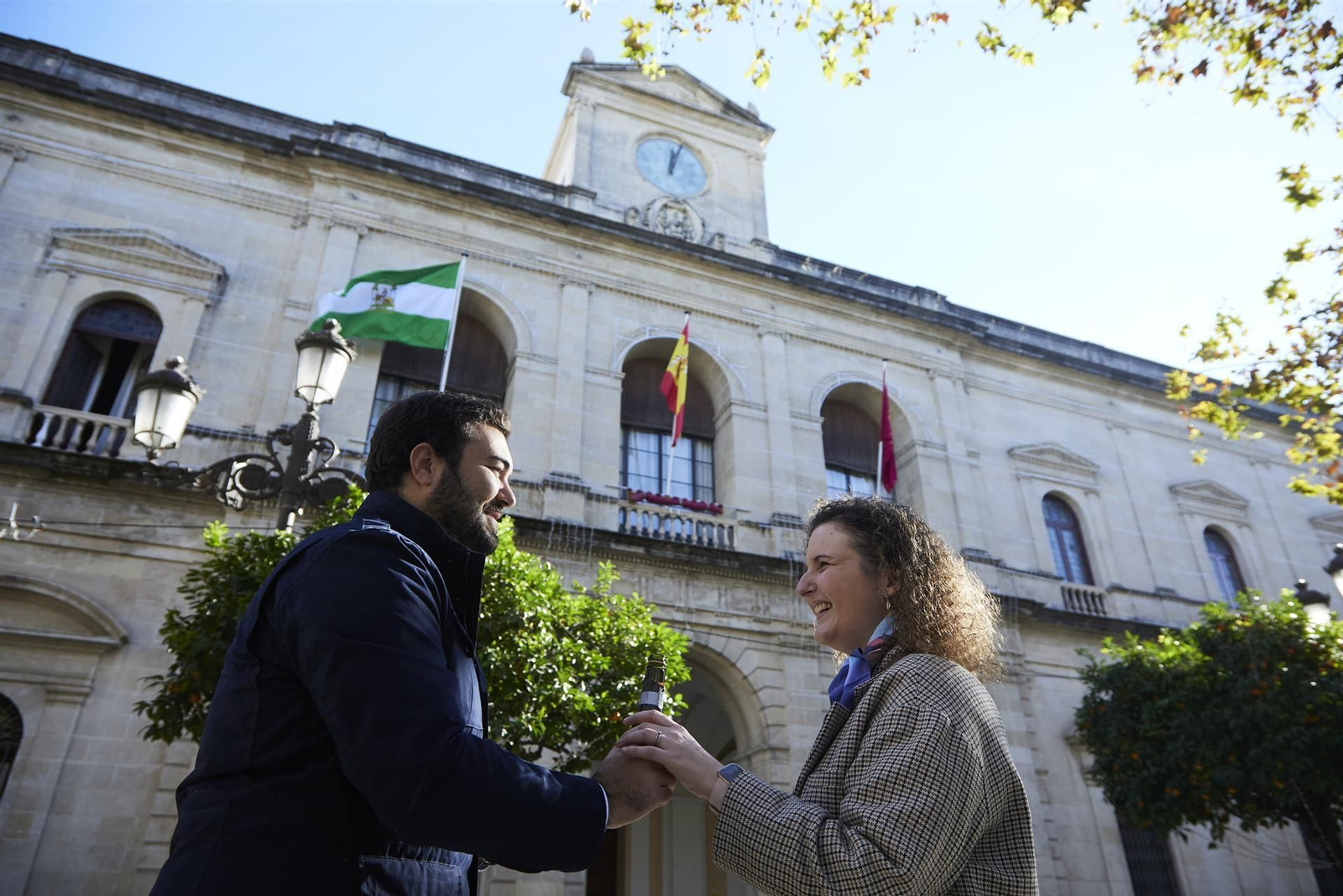 Una pareja delante del Ayuntamiento de Sevilla