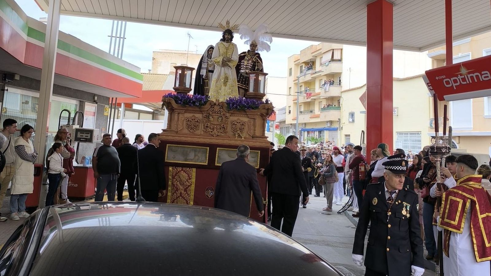 Jesús de la Humildad y Paciencia tuvo que resguardarse de la lluvia en una gasolinera.
