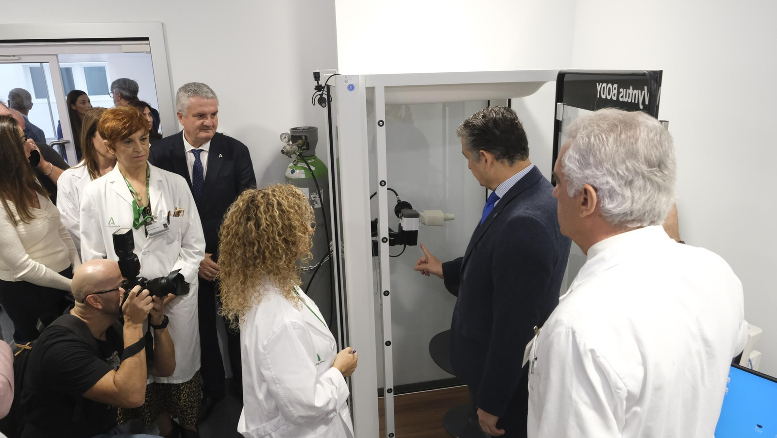 Visita del Consejero de Salud, Antonio Sanz, al nuevo edificio de consultas externas del Hospital Torrecárdenas, en imágenes