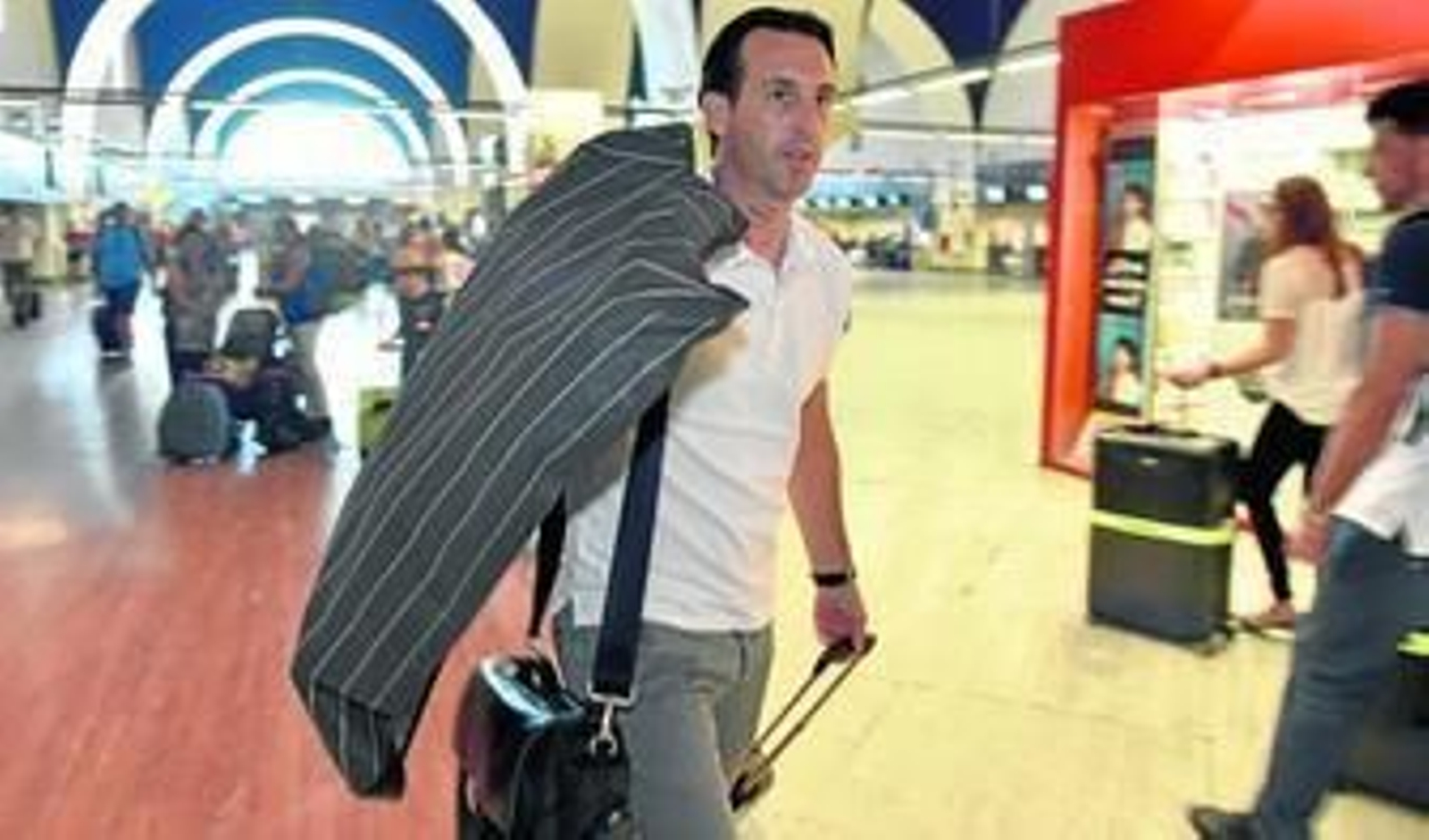 Unai Emery se dirige con premura a la zona de embarque en el aeropuerto de San Pablo.