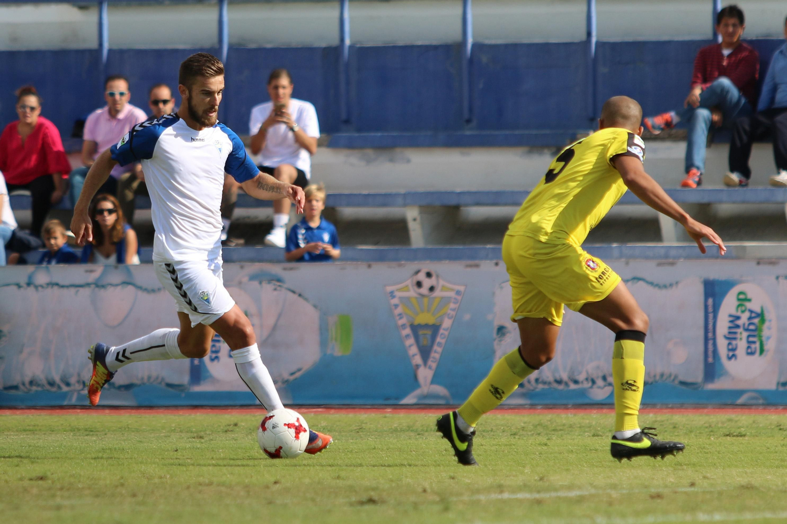 El algecireño Francis Ferrón, ex de la Balona, avanza con el balón durante un partido con el Marbella.