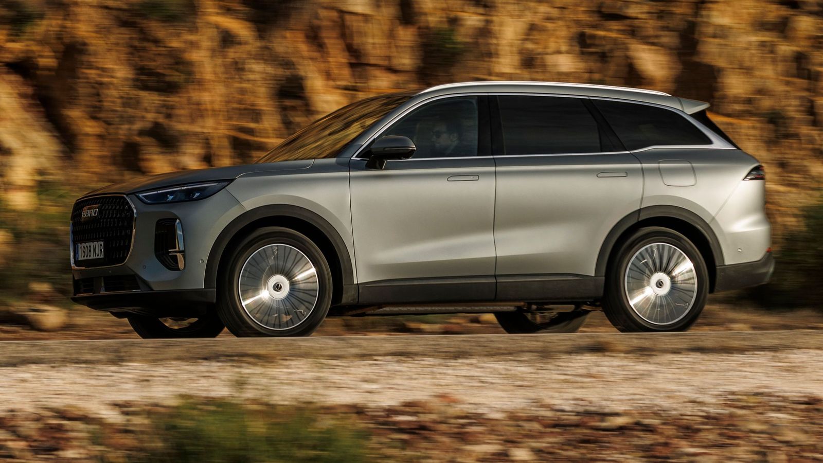 Su rival más directo es el Omoda 9 SHS que es más potente y cuesta lo mismo, ahora bien el Ebro s900 ofrece mayor tamaño, una prestación no mucho peor y siete plazas.