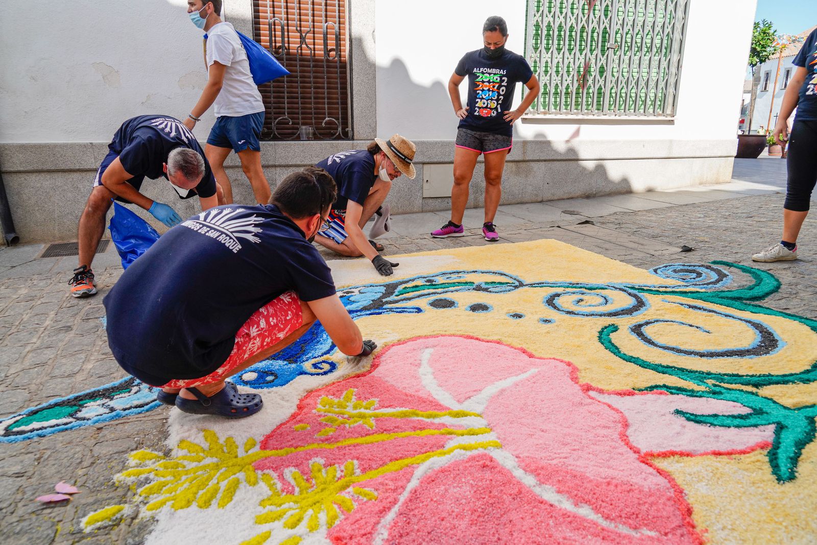 Las alfombras de Dos Torres por San Roque, en imágenes.