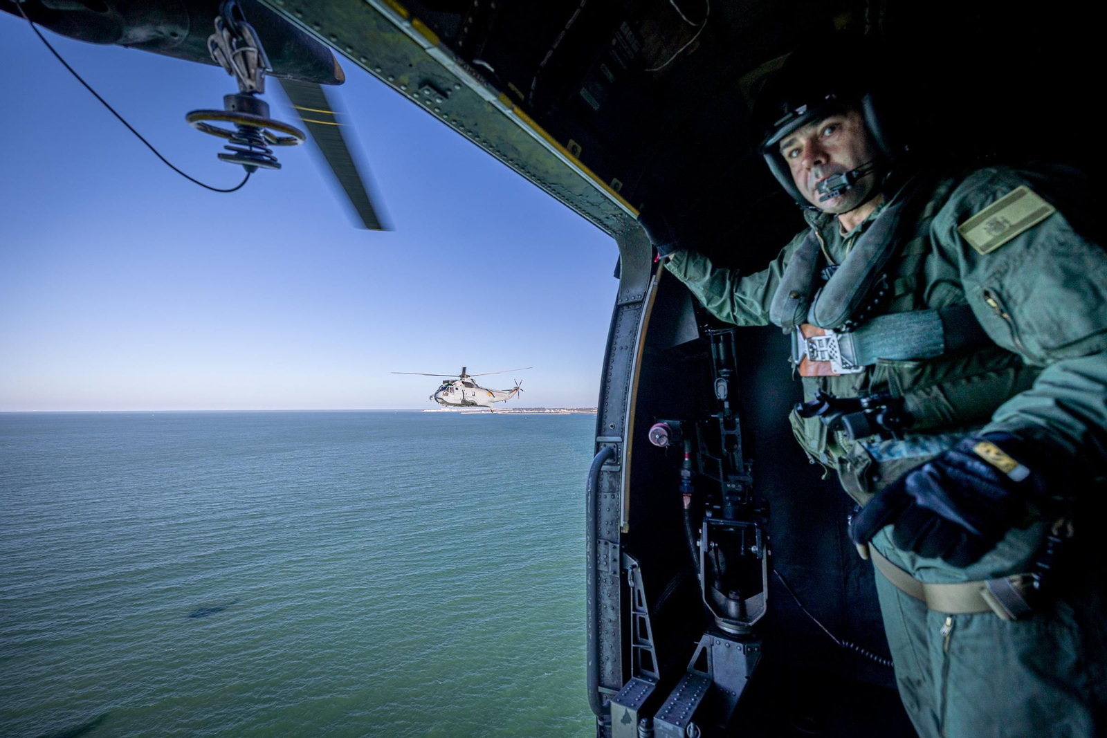 Imágenes del vuelo de despedida de los 'Sea King'  de la Quinta Escuadrilla de la FLOAN de la Armada por la Bahía de Cádiz