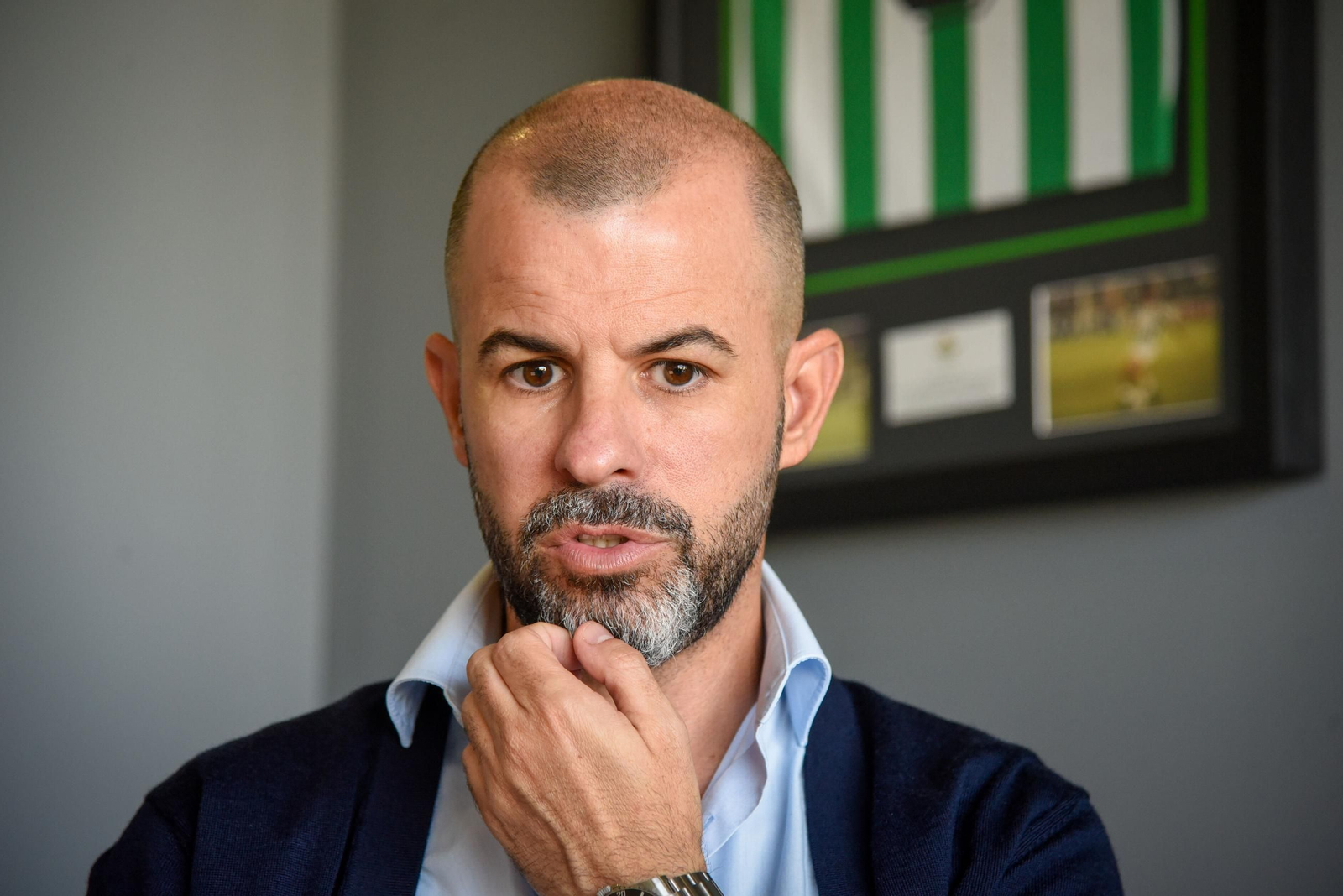 Manu Fajardo, concentrado, en un momento de la entrevista.