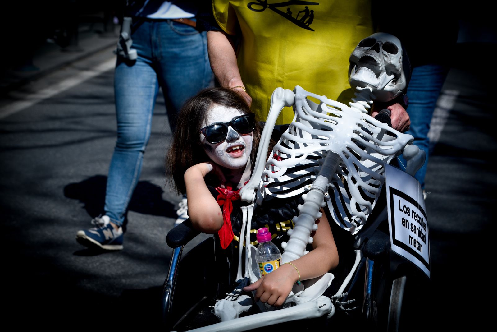La manifestación de Marea Blanca por las calles de Sevilla, en imágenes