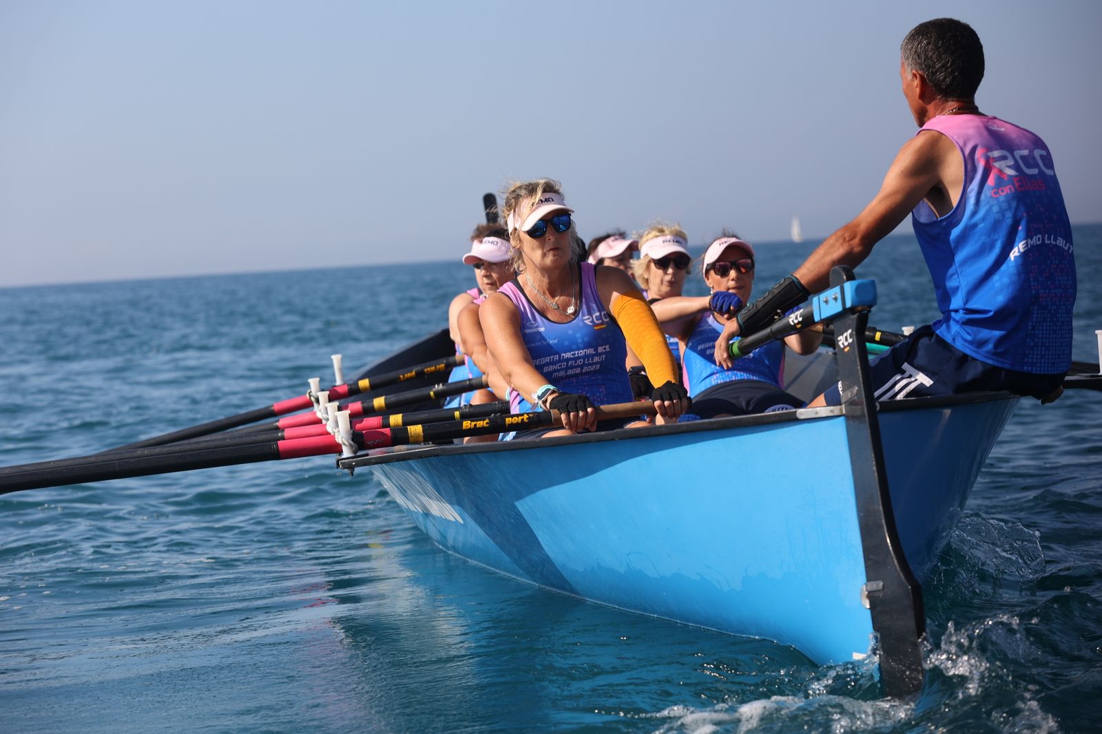 Más de 100 mujeres supervivientes de cáncer participan este sábado en una Regata Nacional en Málaga