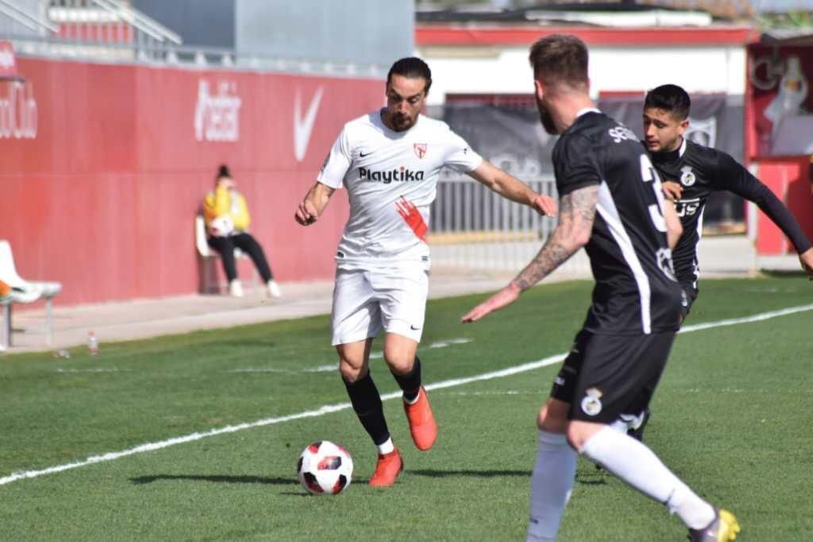 Pierre (3) y Santana junto a un jugador del filial nerionense