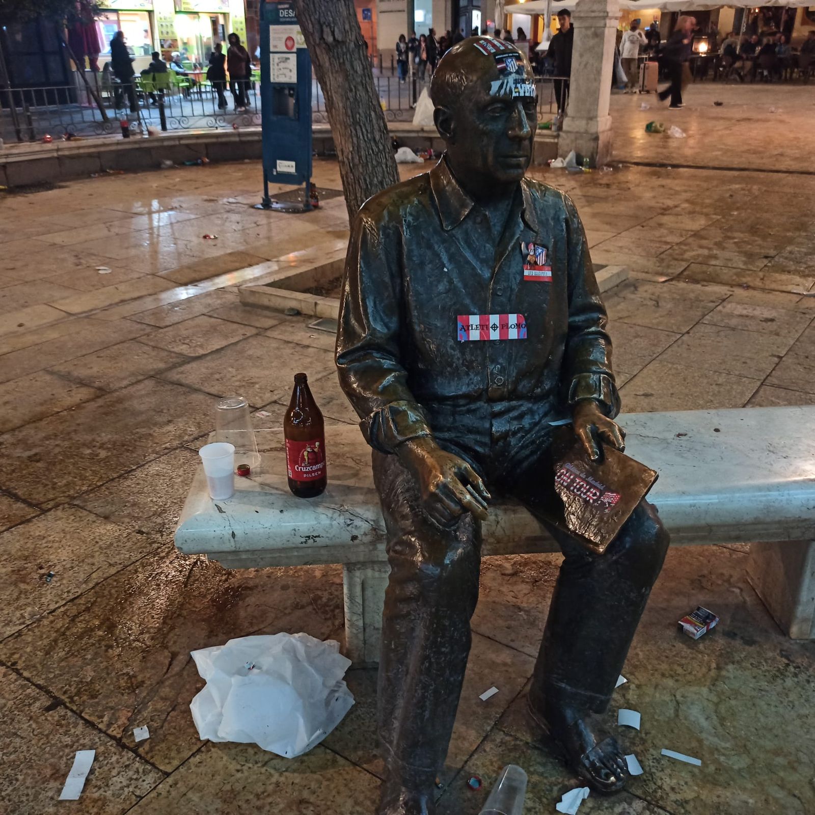 La plaza de la Merced de Málaga, con Picasso, llena de basura tras el paso de los ultras del Atlético