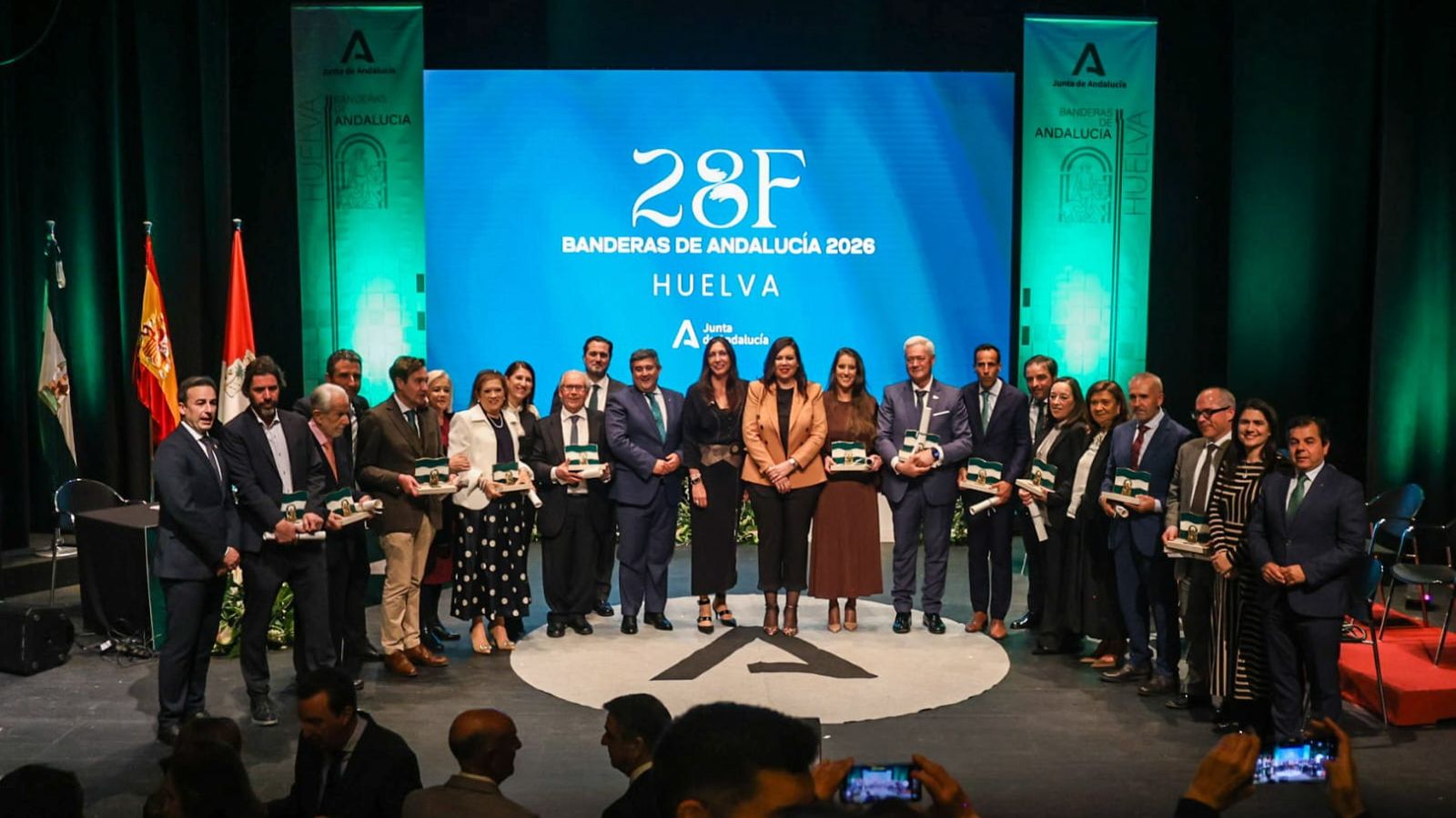 Representantes institucionales junto a las pesronas reconocidas con las Banderas de Andalucía.