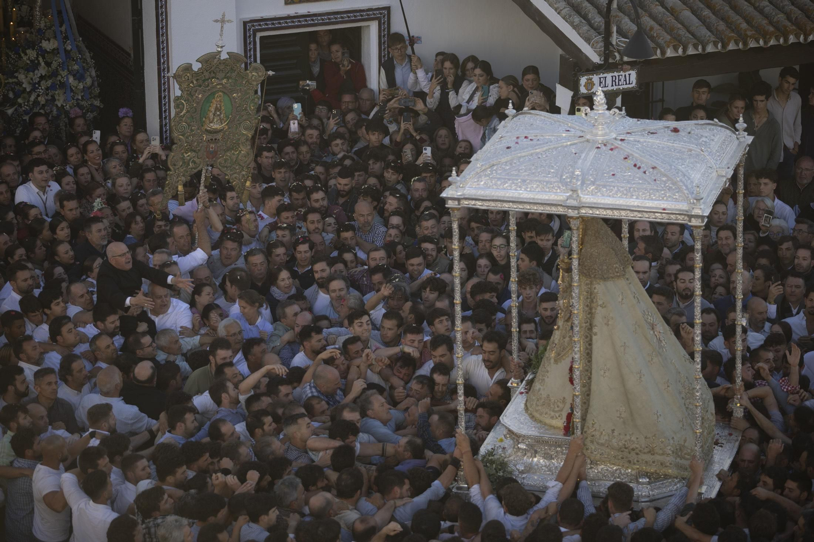 Las mejores imágenes de la procesión de la Virgen del Rocío en la aldea