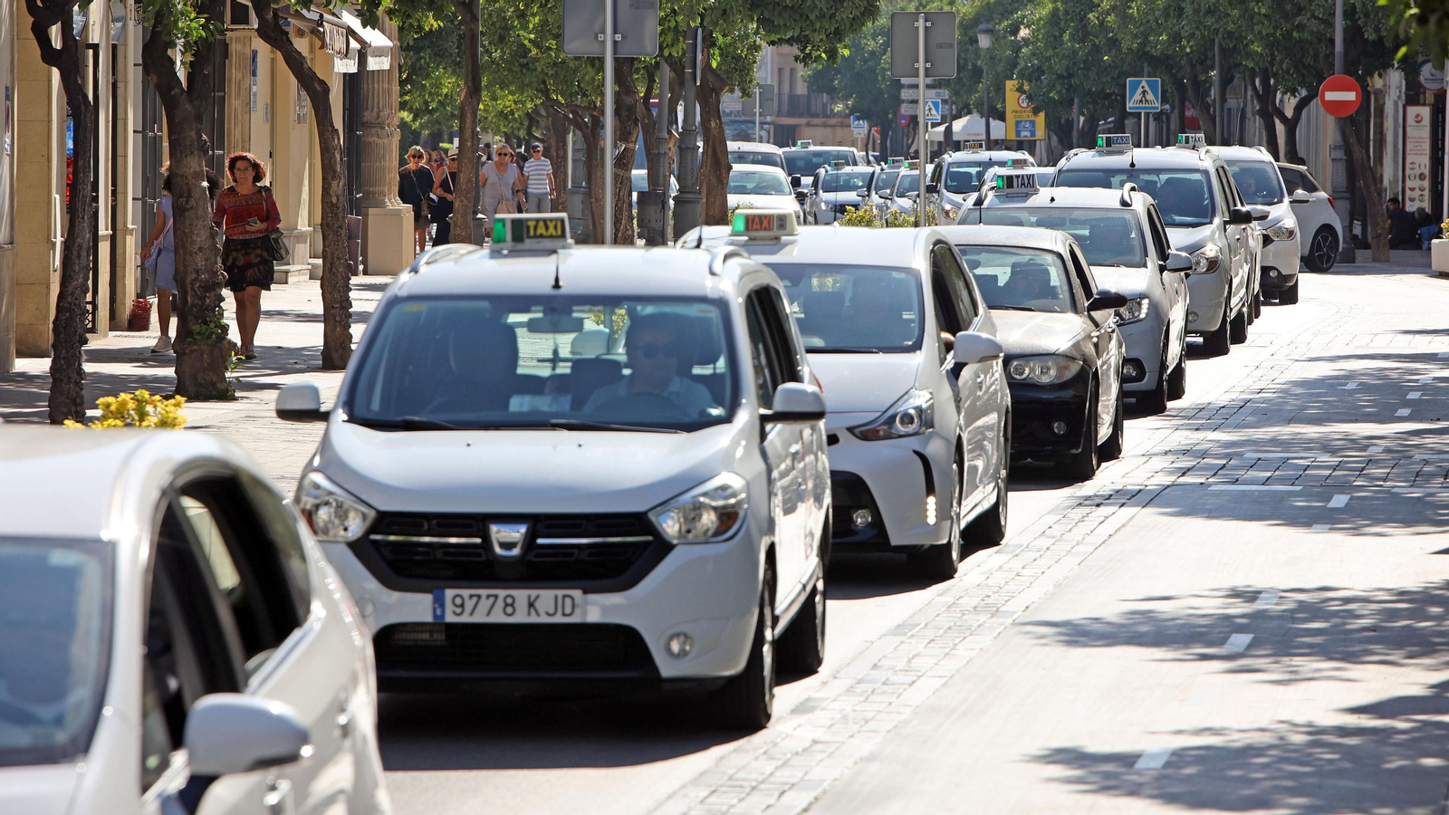 Los taxistas manifestándose por las calles de Jerez