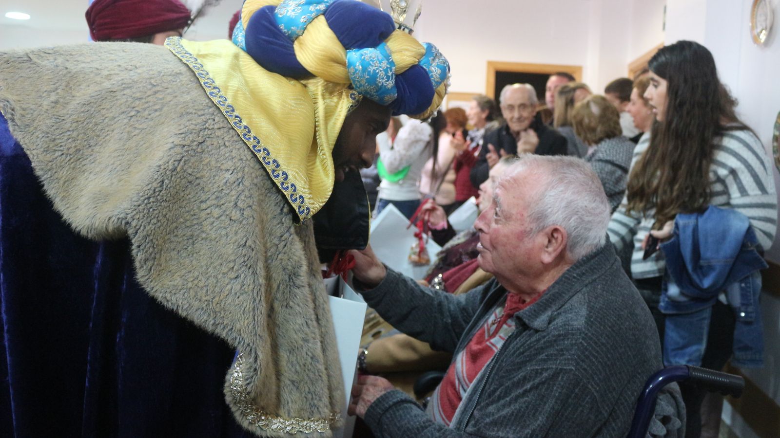 El Rey Baltasar entrega un regalo en la Residencia Vedruna