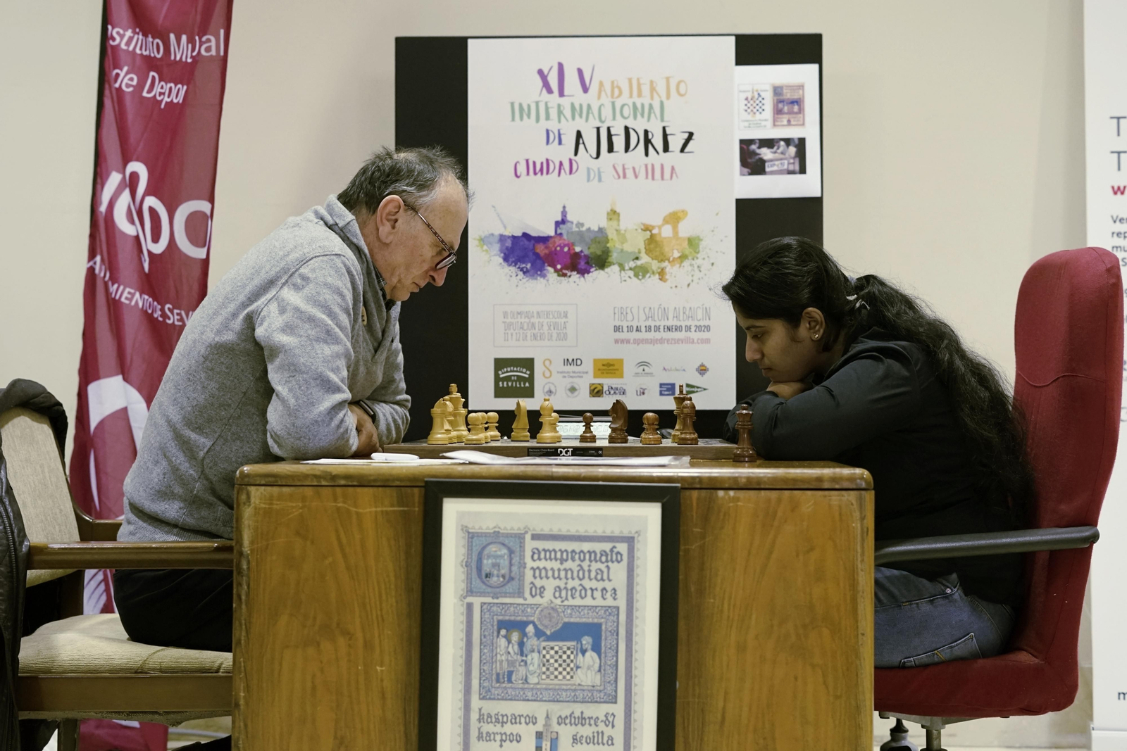 Dos jugadores del Abierto de Ajedrez de Sevilla 2020, en la mesa en la que se retaron Kárpov y Kaspárov en 1987.