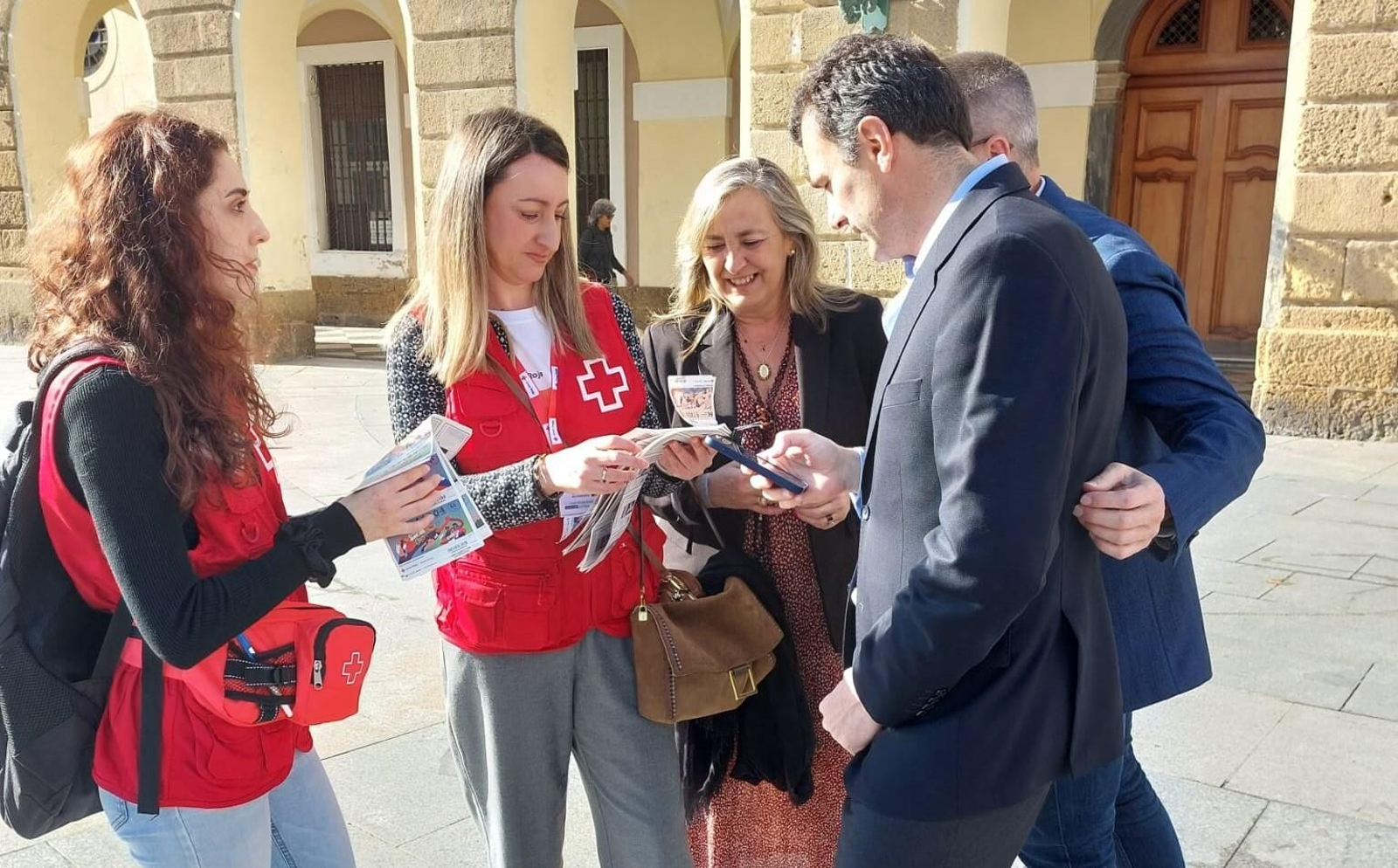 Carmen de Lara y Bruno García en la presentación del sorteo ante el Ayuntamiento de Cádiz. Carmen de Lara y Bruno García en la presentación del sorteo ante el Ayuntamiento de Cádiz.