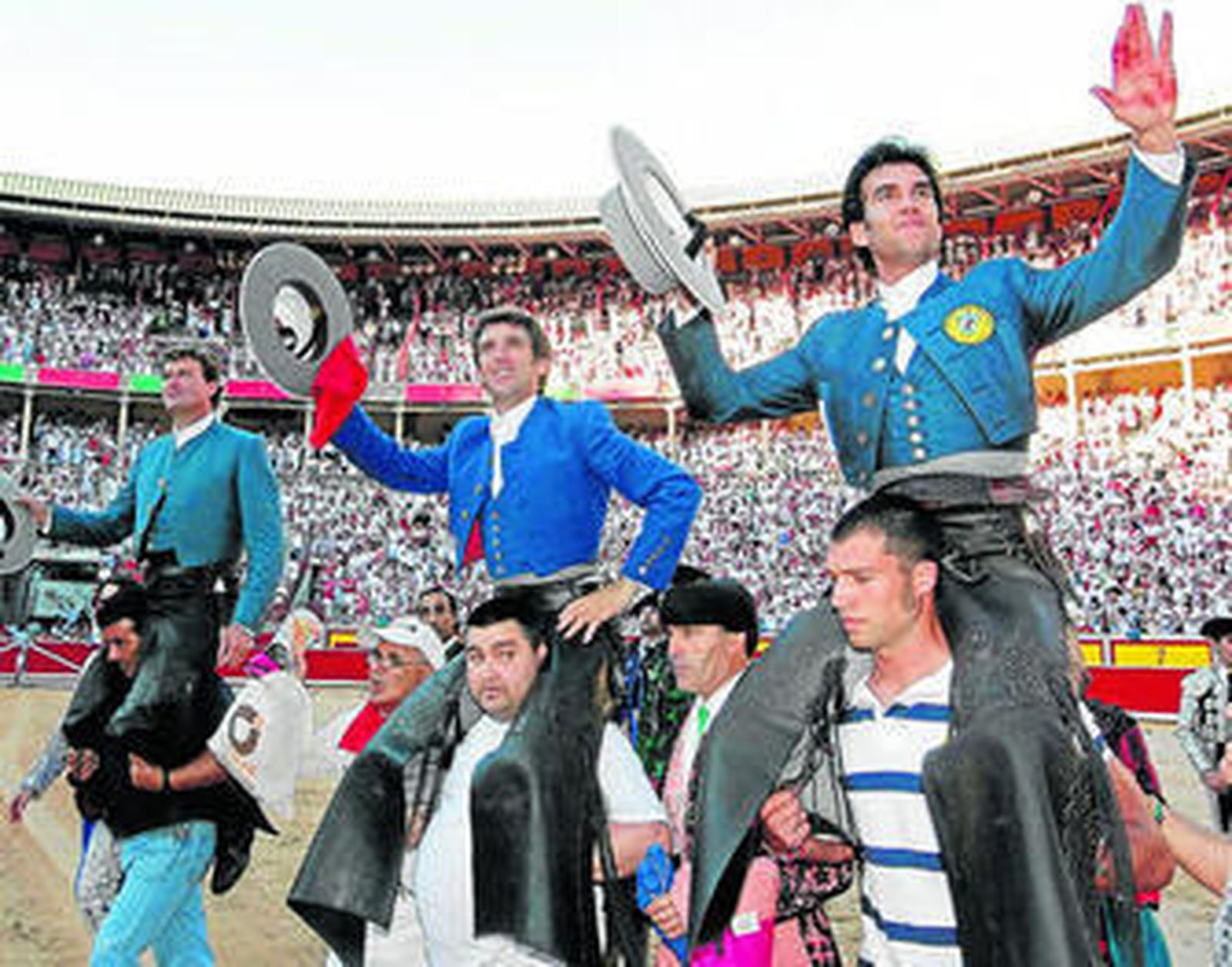 La terna de rejoneadores, camino de la puerta grande de la plaza de toros de Pamplona.