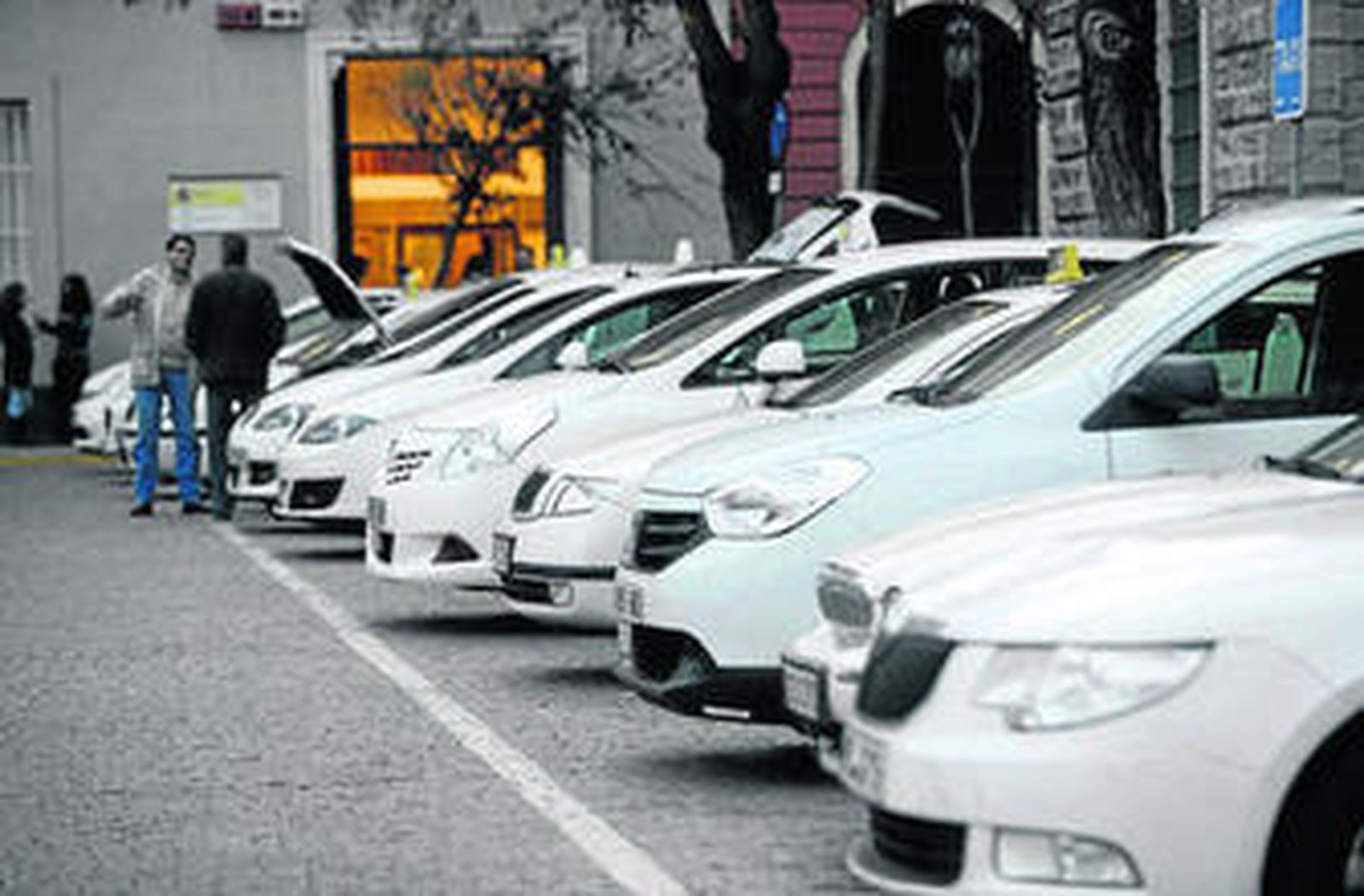 Numerosos taxis en la parada situada en la plaza de las Tortugas.