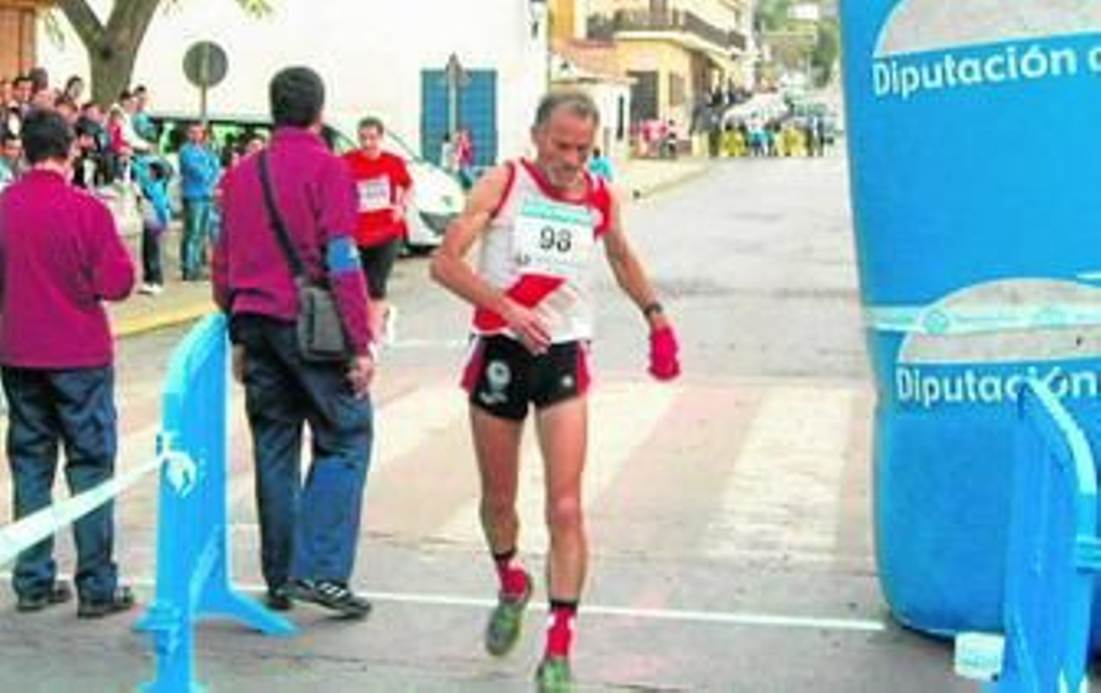 El veterano Julio Fernández, tras cruzar la línea de meta.
