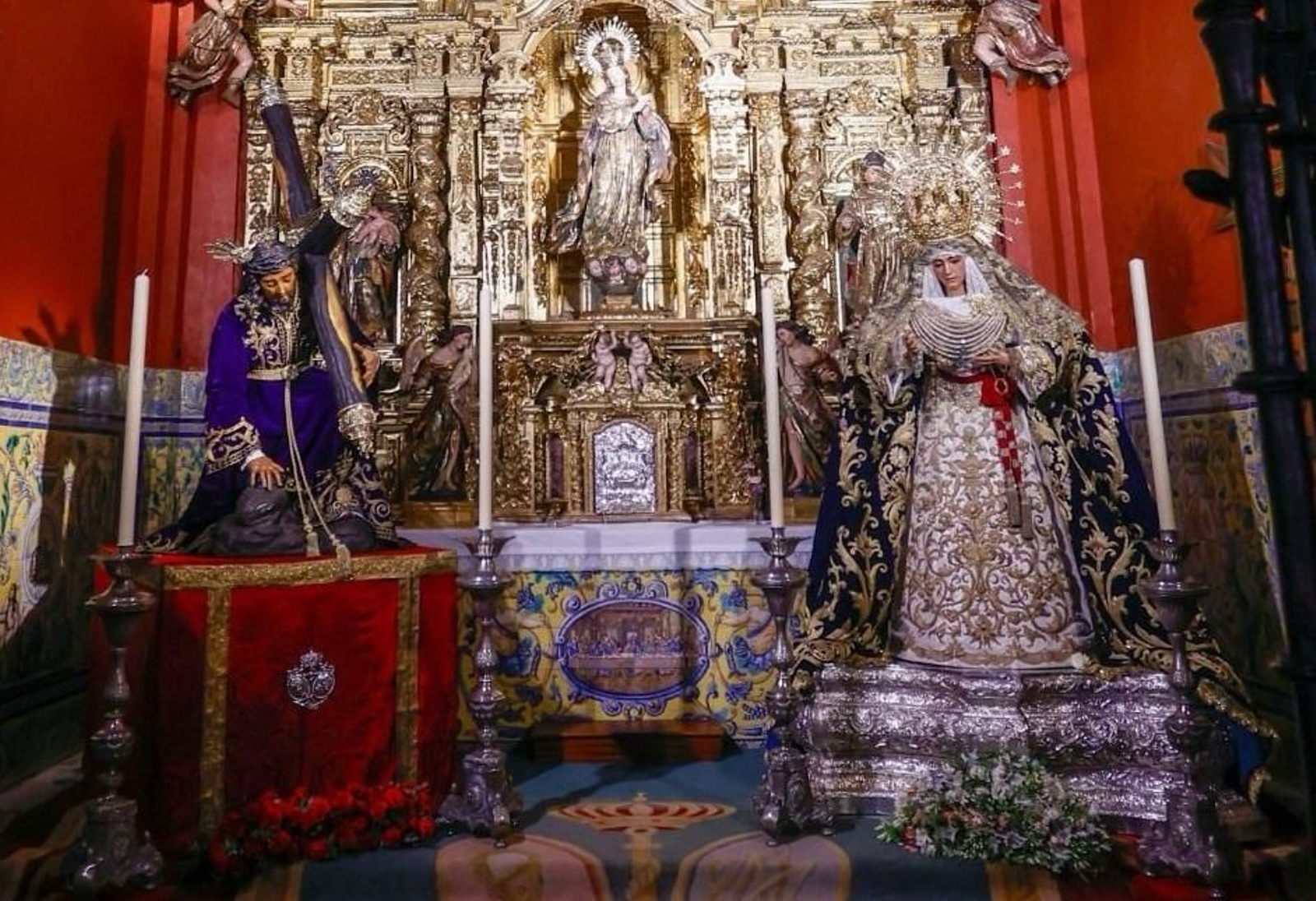 Los titulares de la Esperanza de Triana en la capilla sacramental de Santa Ana