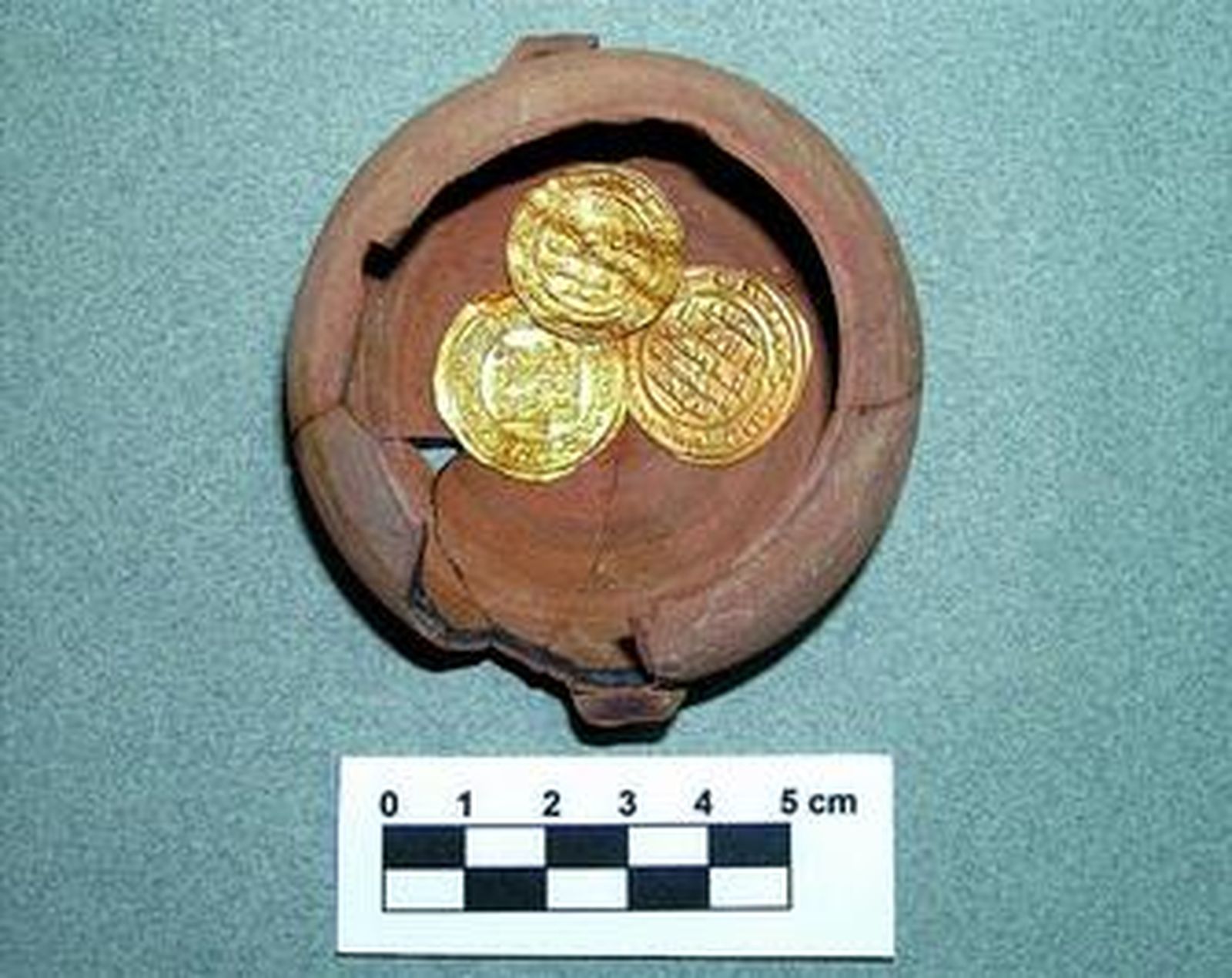 Imagen de los dinares, en excelente estado de conservación.