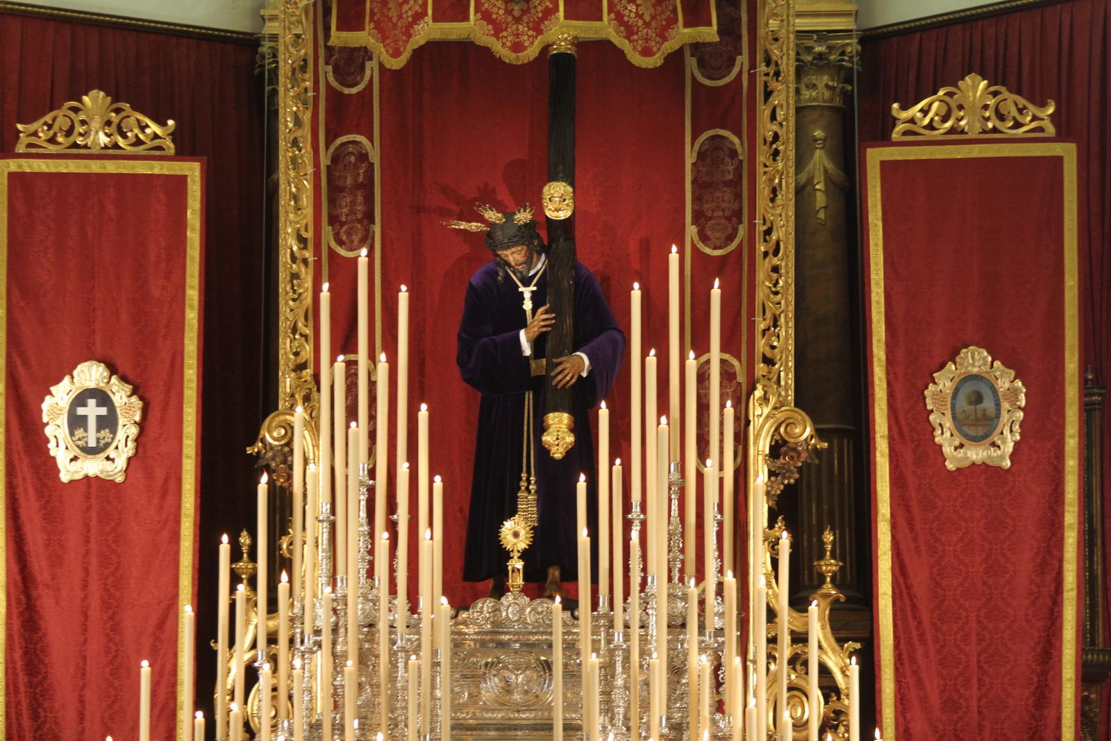 El Nazareno, en el quinario que estos días se celebra. Abajo, el documento                        .    de dispensa