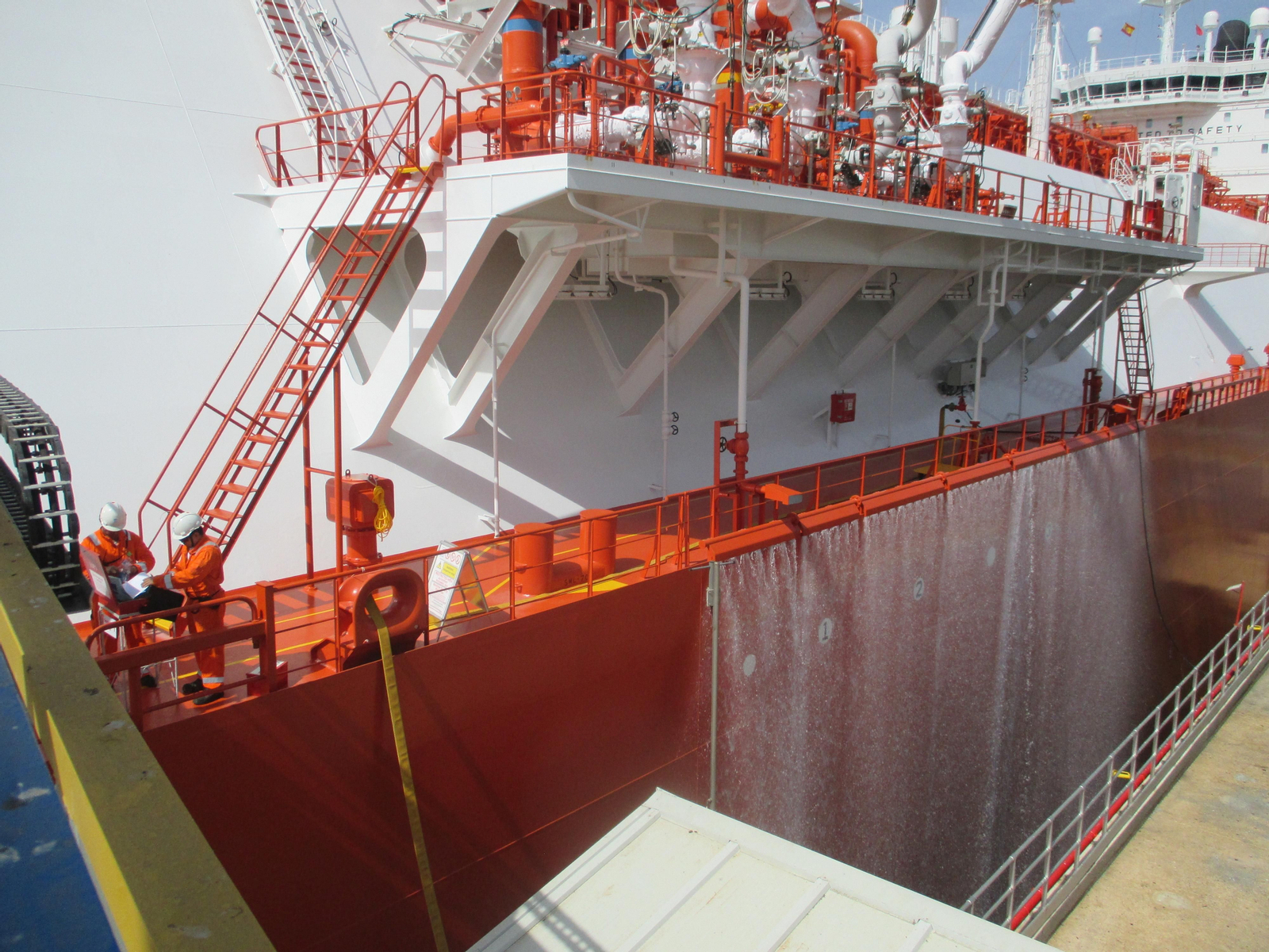 El buque 'Rioja Knutsen' descarga 152.000 metros cúbicos de GNL