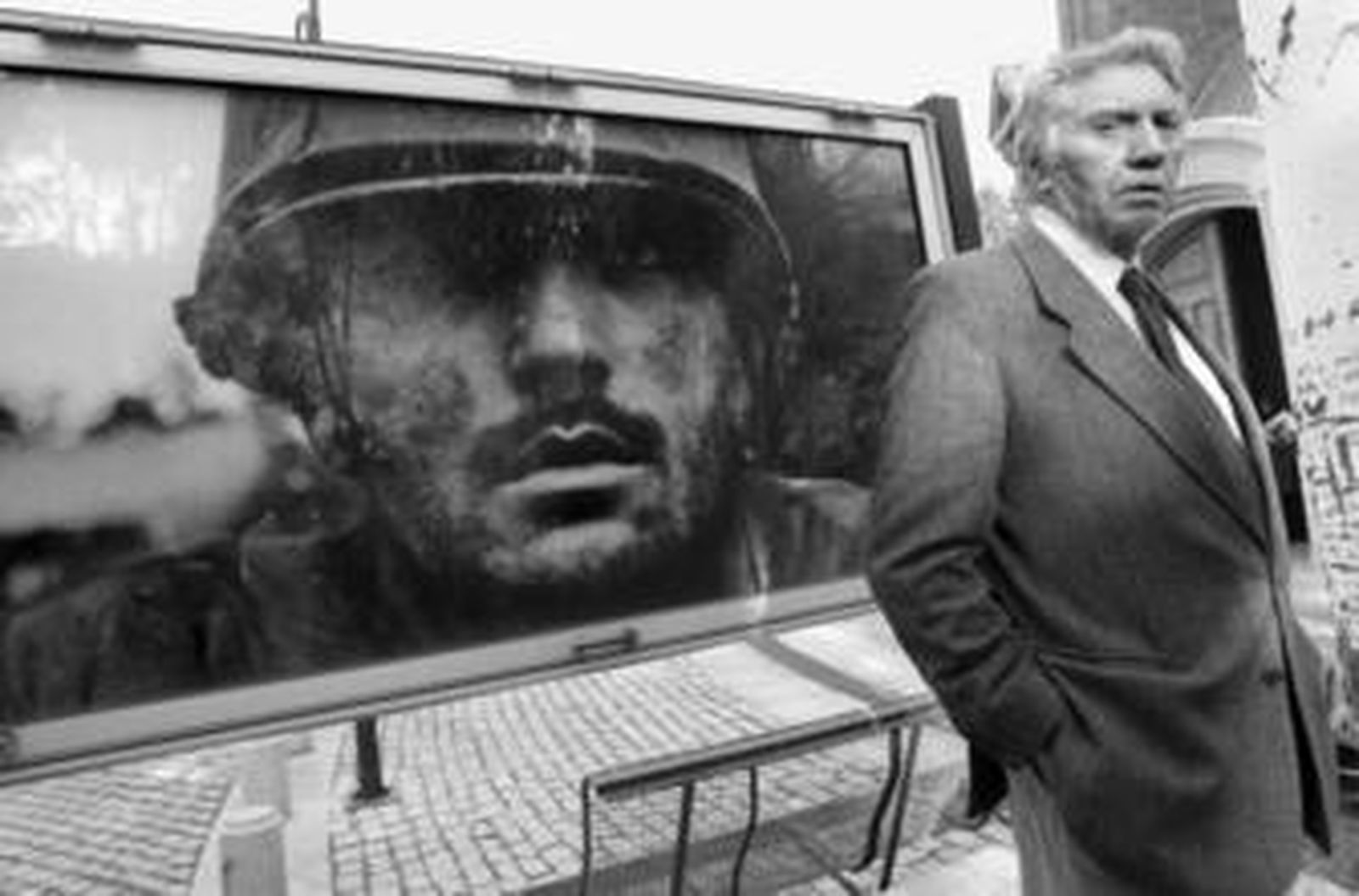 Don McCullin posando ayer en Madrid tras la inauguración de la exposición.
