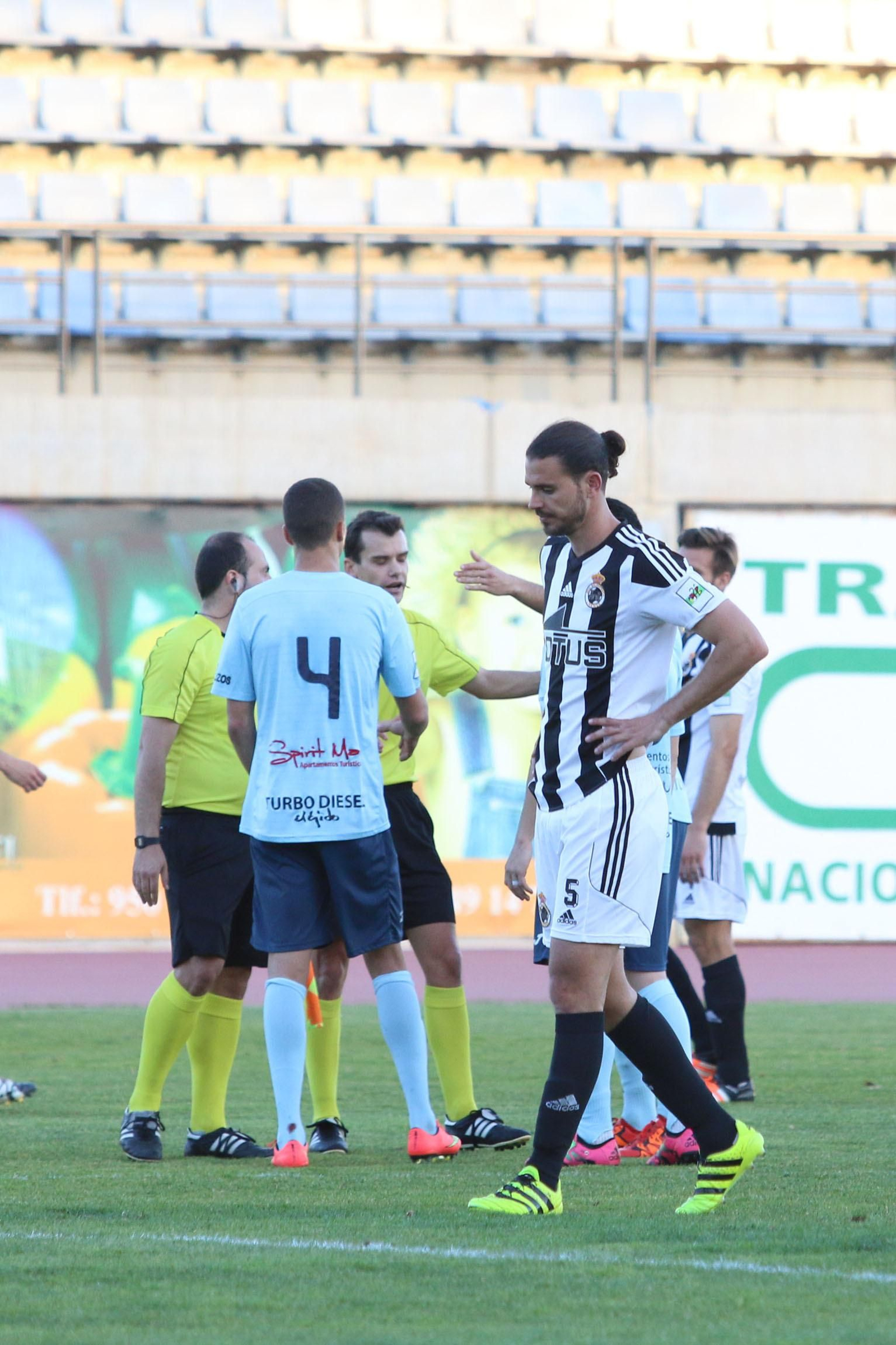 Mario Gómez abandona desolado el campo mientras los jugadores de El Ejido celebran el resultado.