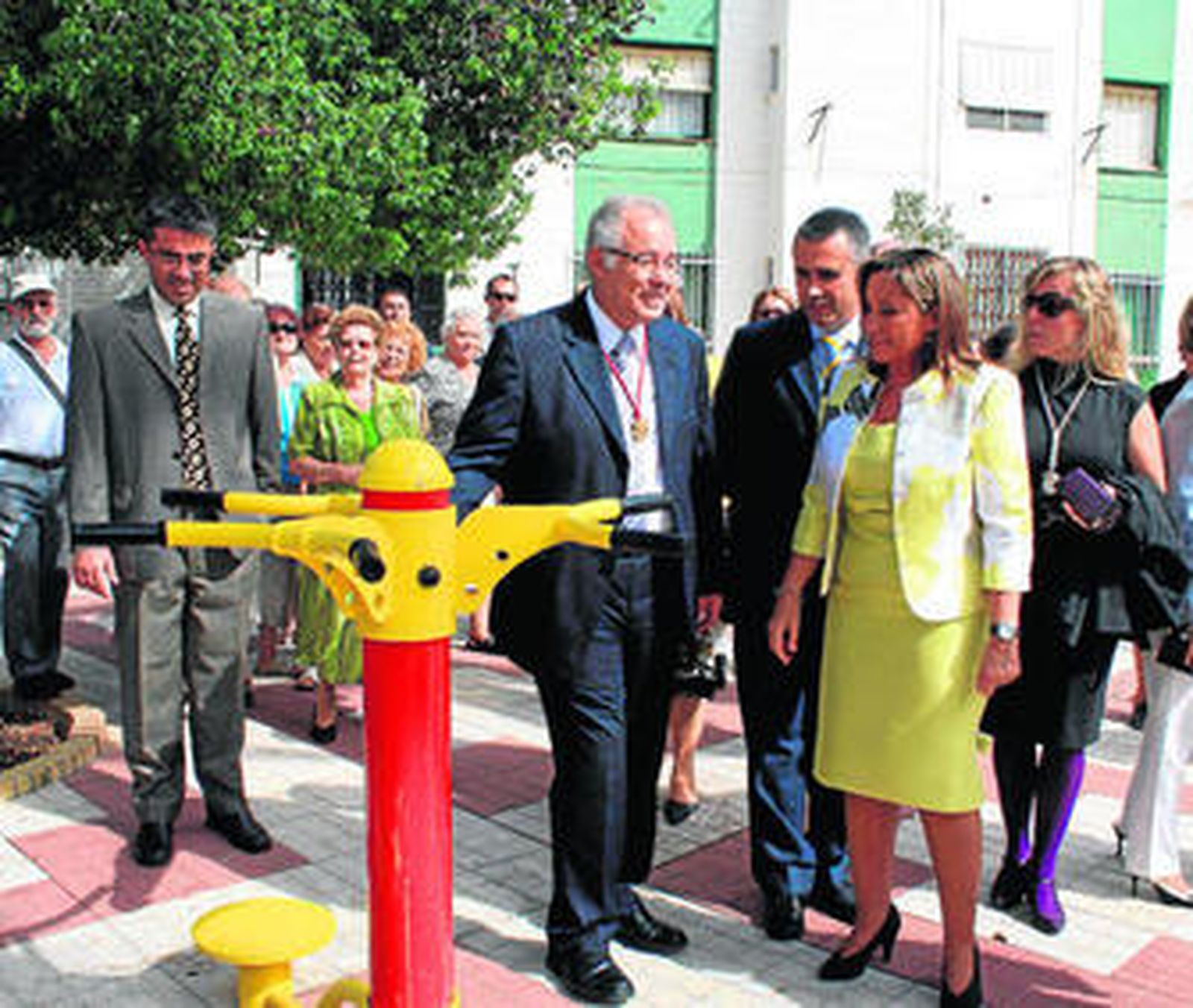 El alcalde de Mataró, Joan Antoni Barón, con la alcaldesa isleña, María Luisa Faneca,  en la inauguración de una plaza.
