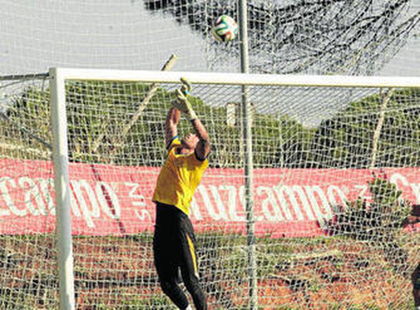 Aulestia despeja el balón durante un entrenamiento.