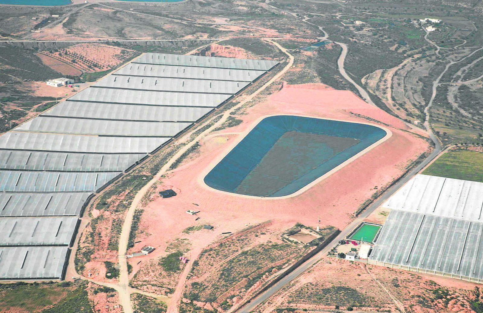 Vista aérea de algunas de las infraestructuras de regadío que posee la Comunidad de Usuarios de Aguas de la Comarca de Níjar.