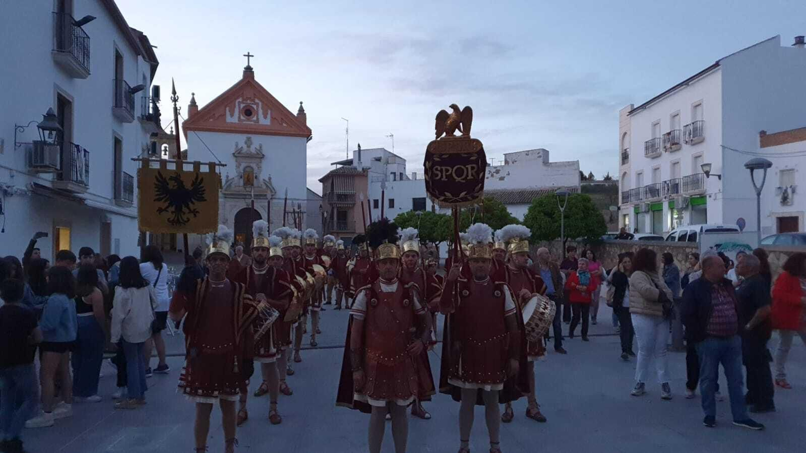 Lunes Santo en Castro del Río: La ofrenda floral de las escoltas romanas, en fotografías