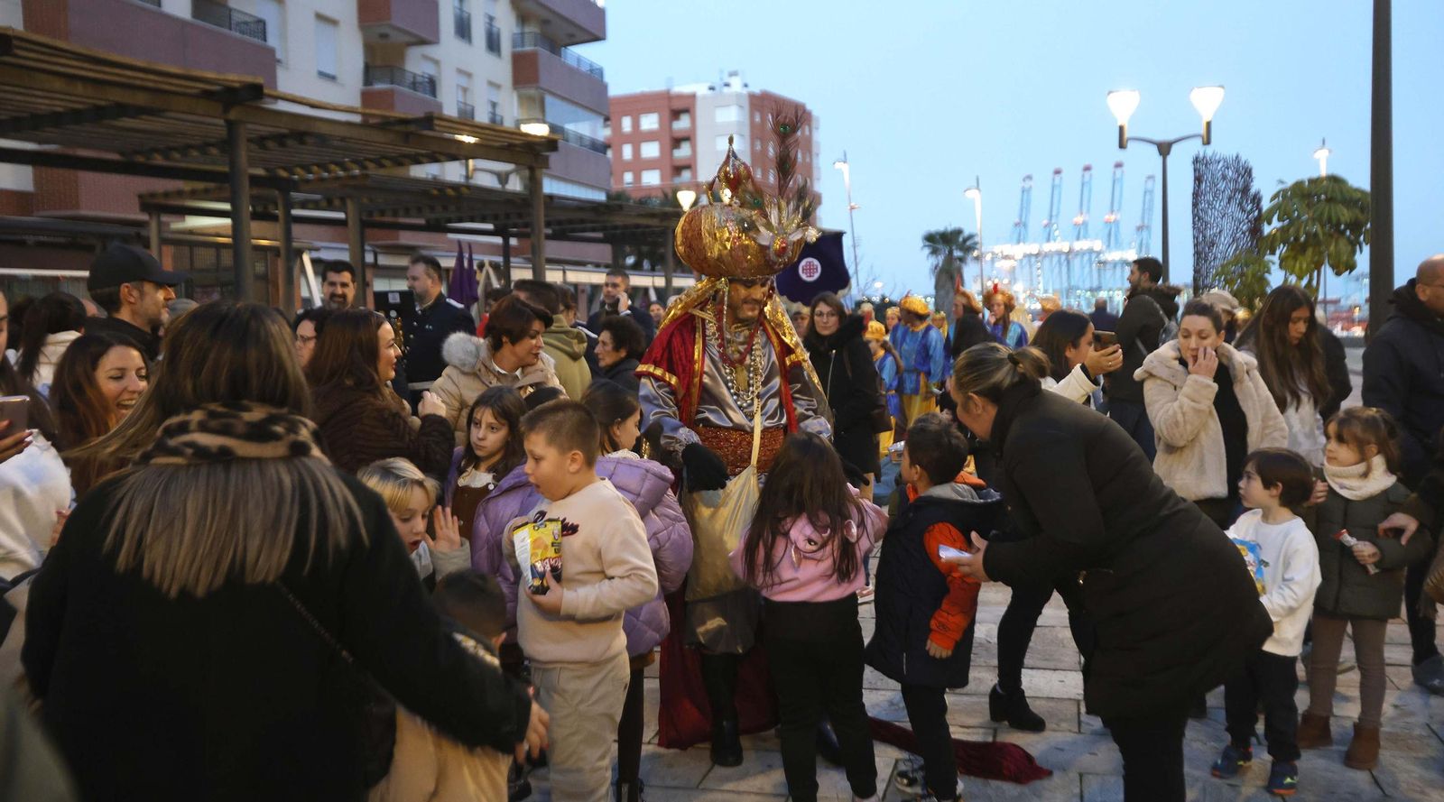 Fotos del heraldo de los Reyes Magos y su corte de beduinos en Algeciras