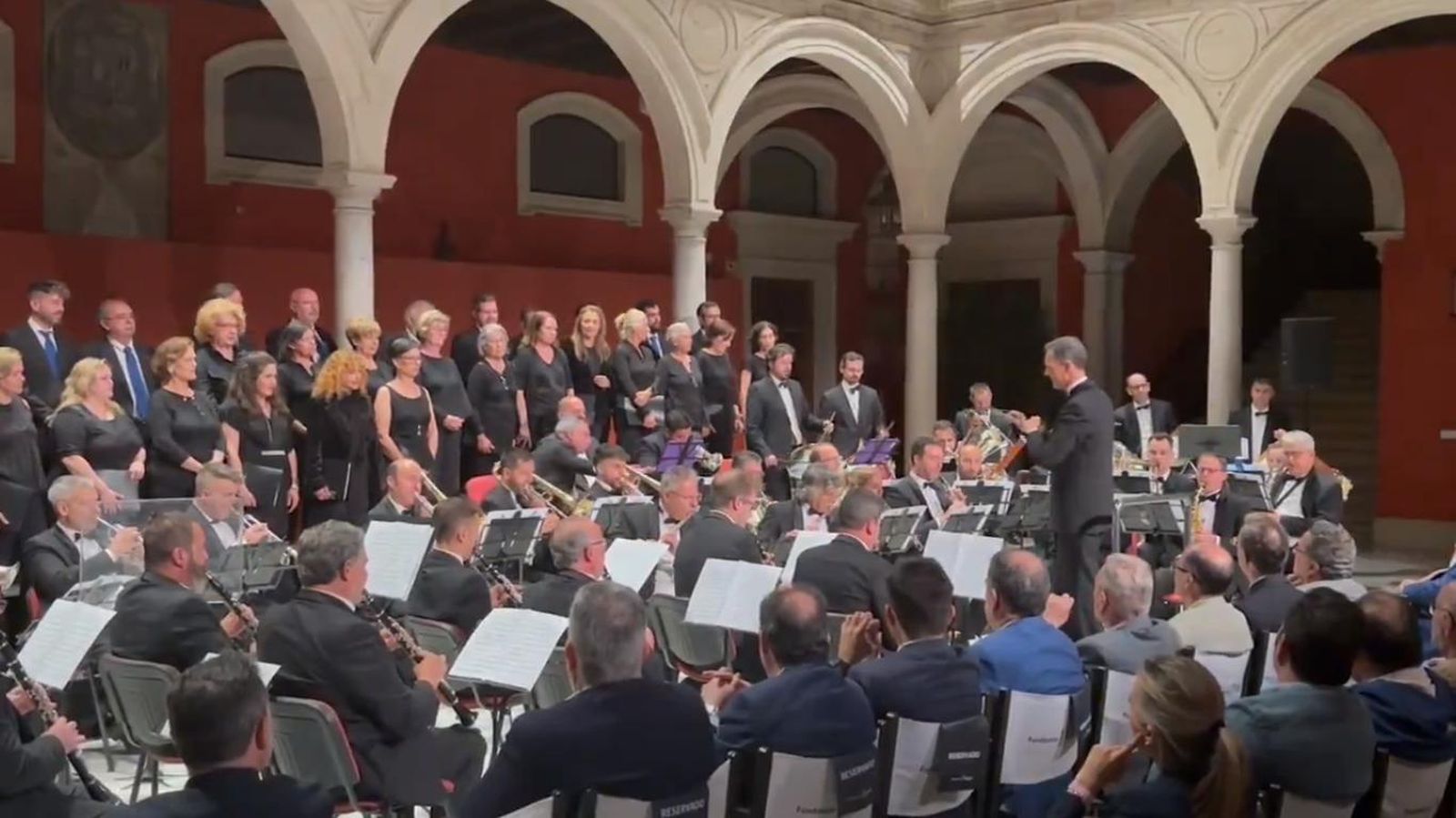 Concierto de la Sinfónica en el patio de Cajasol