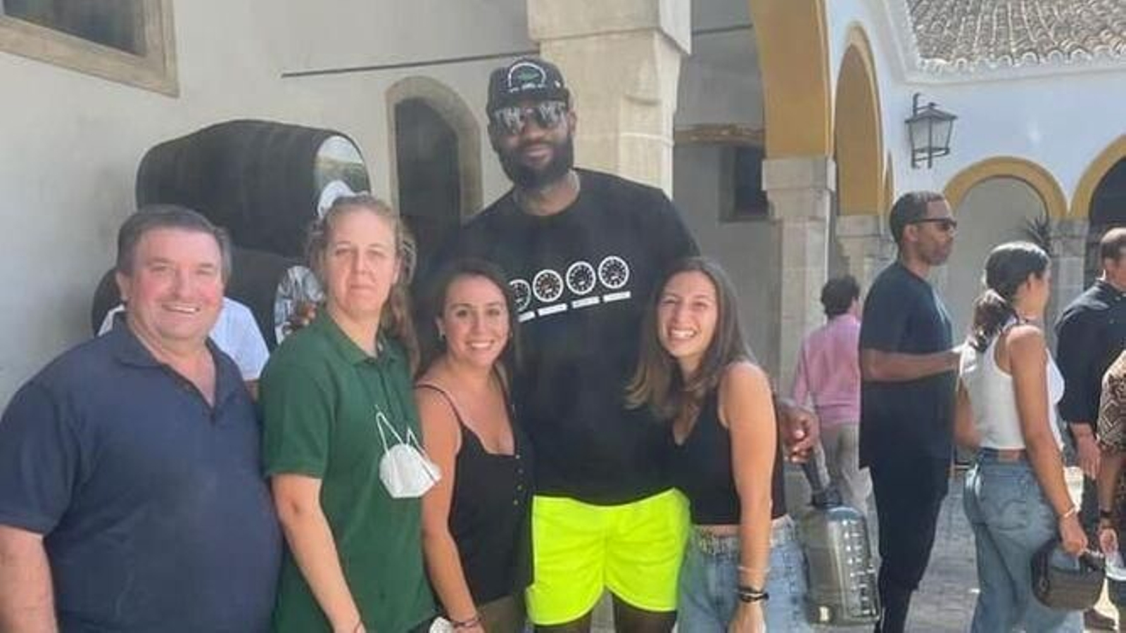 La estrella de la NBA en la visita a la bodega Díez Mérito.
