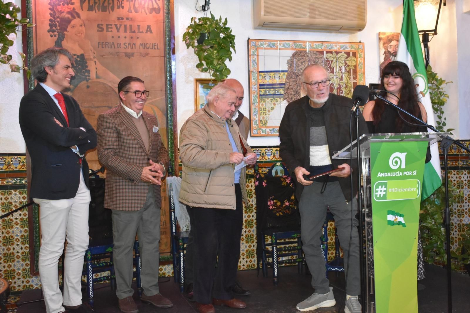 Díaz San Ignacio, junto al atril, durante el acto en el que AxSí le homenajeó el pasado mes de diciembre con motivo del 4D.