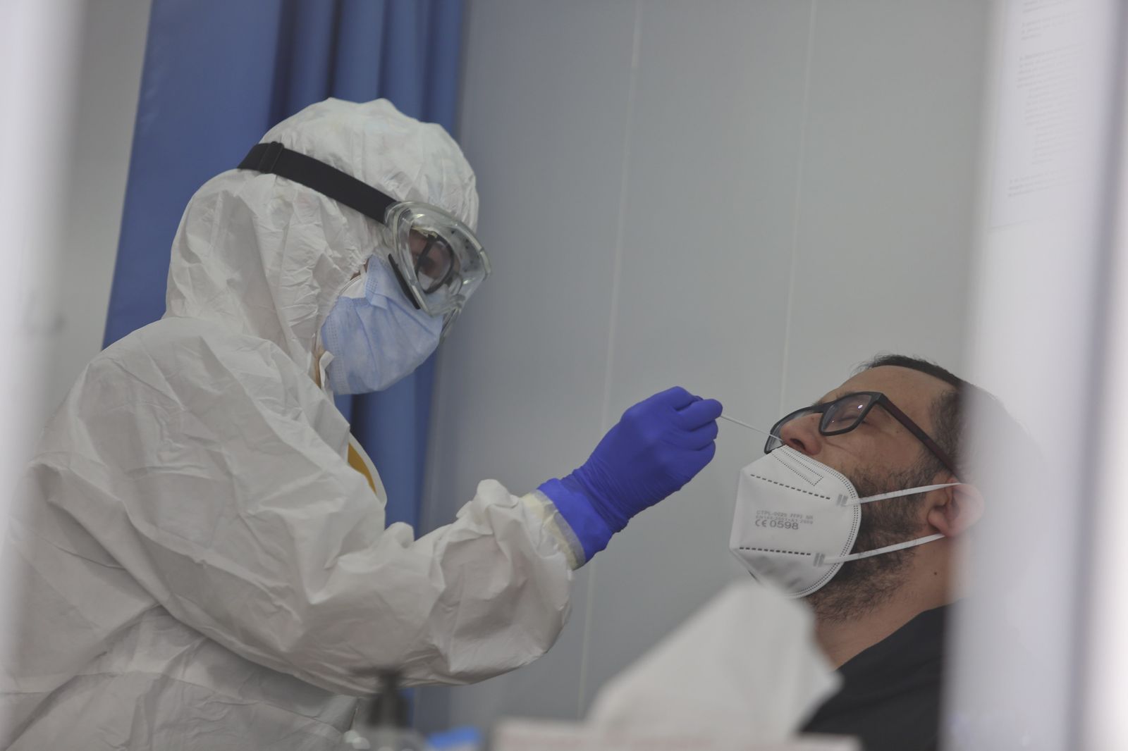 Un sanitario realizando una prueba PCR para la detección del Covid.