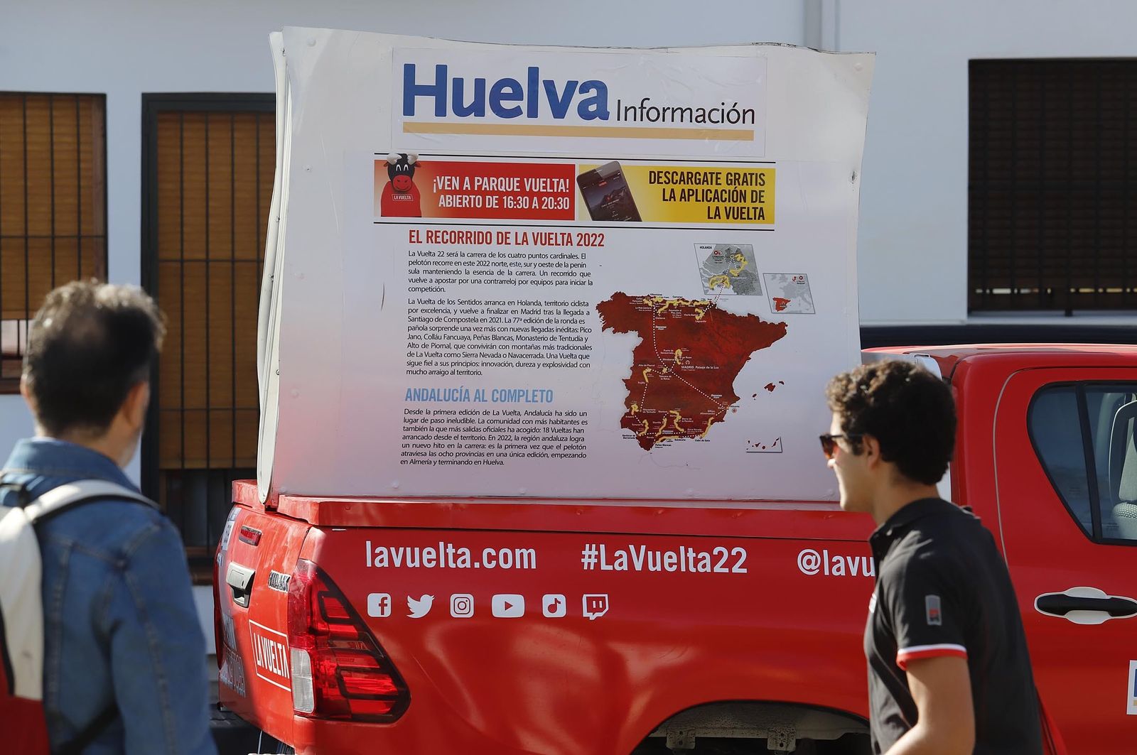 Gran ambiente en Aracena para ver la salida de la Vuelta Ciclista a España, en imágenes