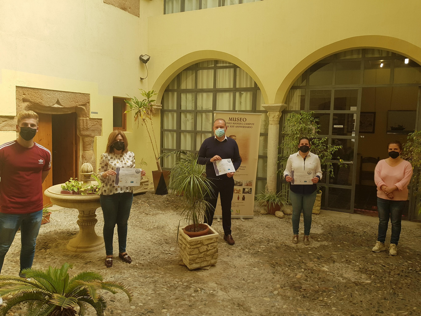 El alcalde muestra los distintivos.