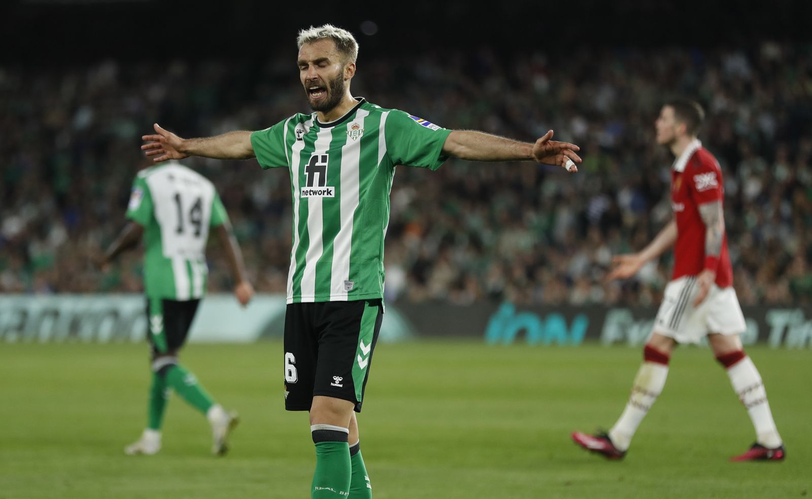 Pezzella se lamenta en un lance del encuentro ante el Manchester United.