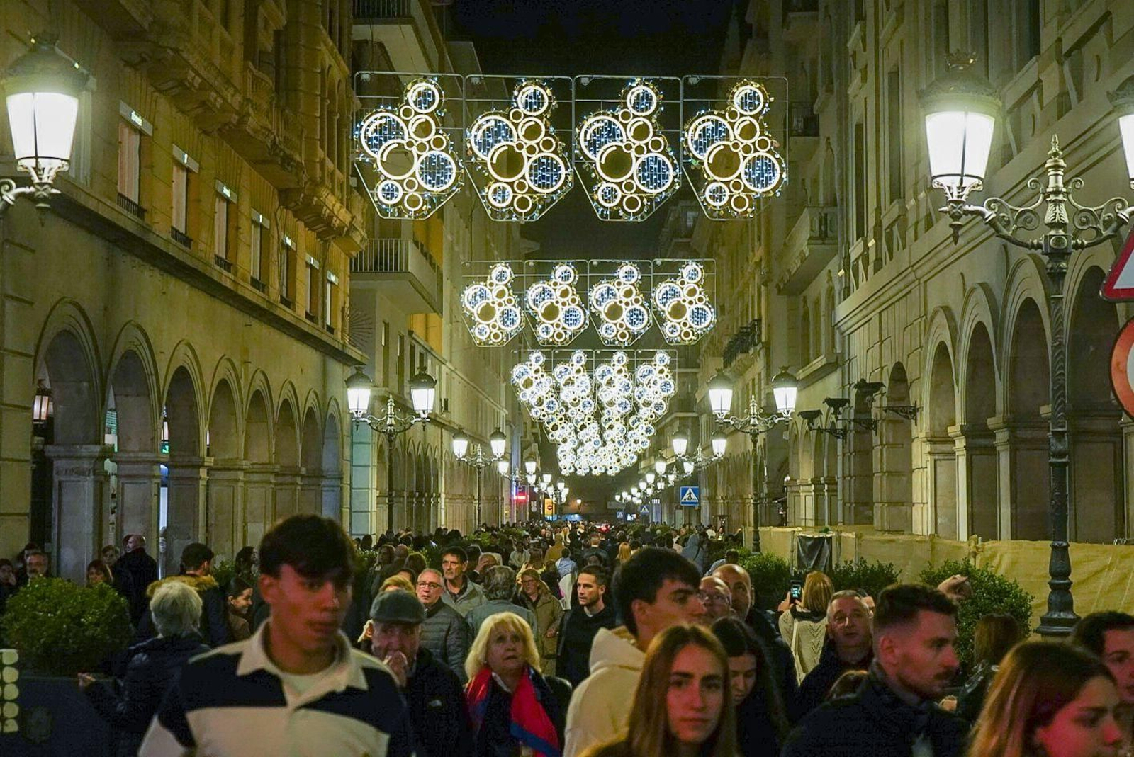 Fotos: así son las nuevas luces de Navidad de Granada