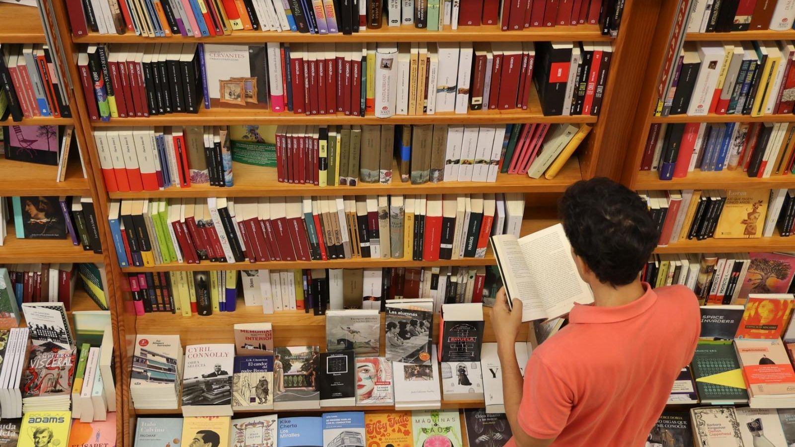 Lector en busca de su siguiente aventura literaria en Rayuela