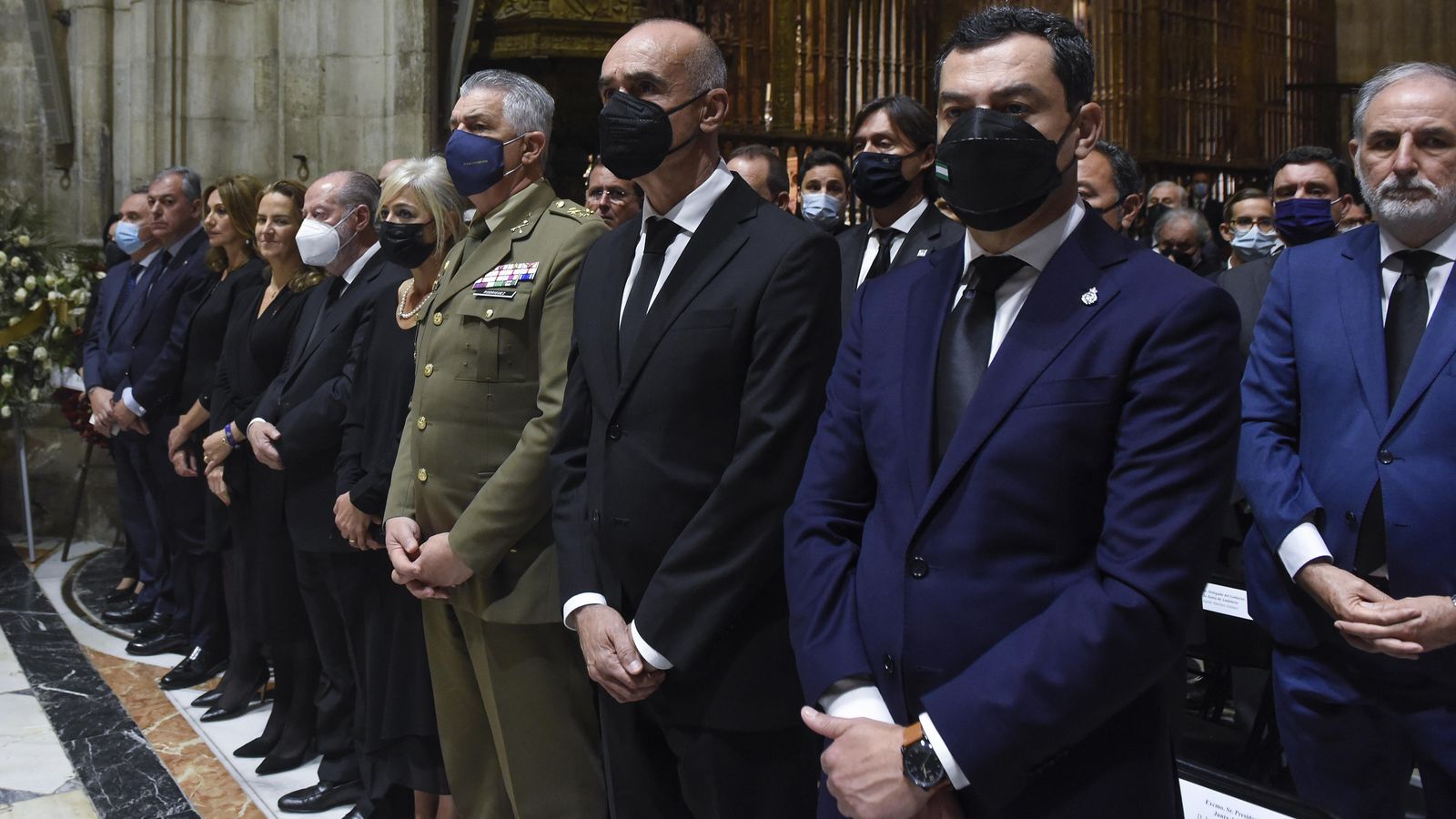 Juanma Moreno, Antonio Muñoz, el teniente general José Rodríguez, y otras autoridades presentes en la misa.